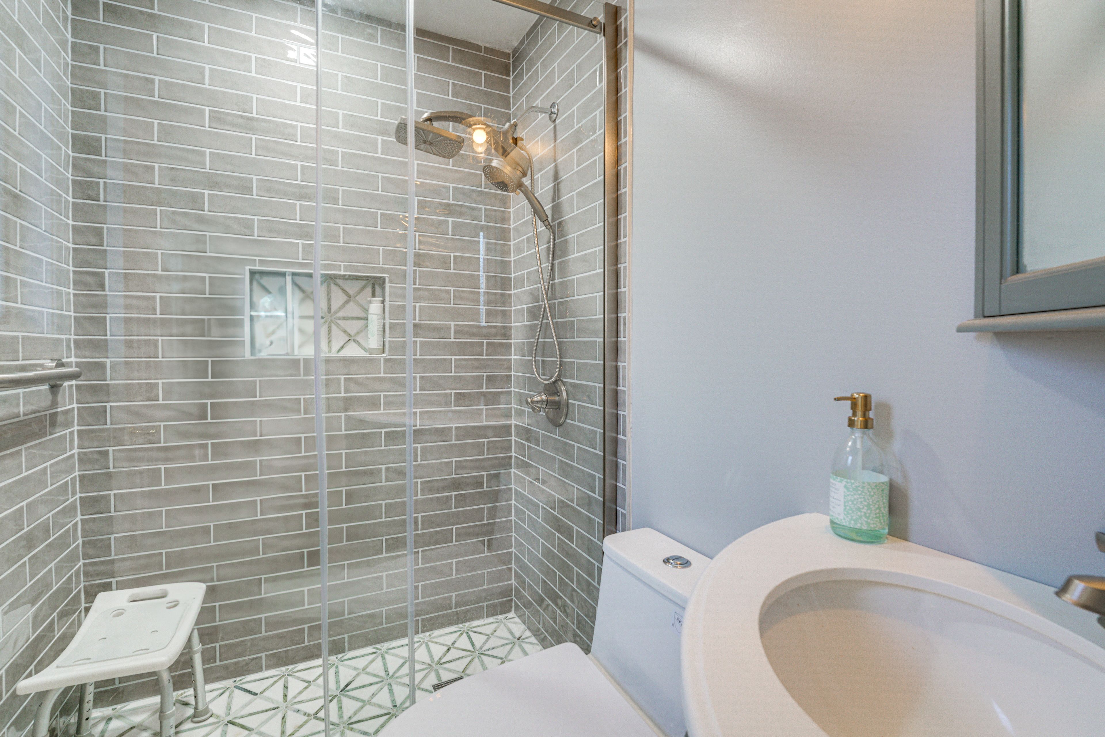 Full Bathroom | Towels Provided | Upper Floor