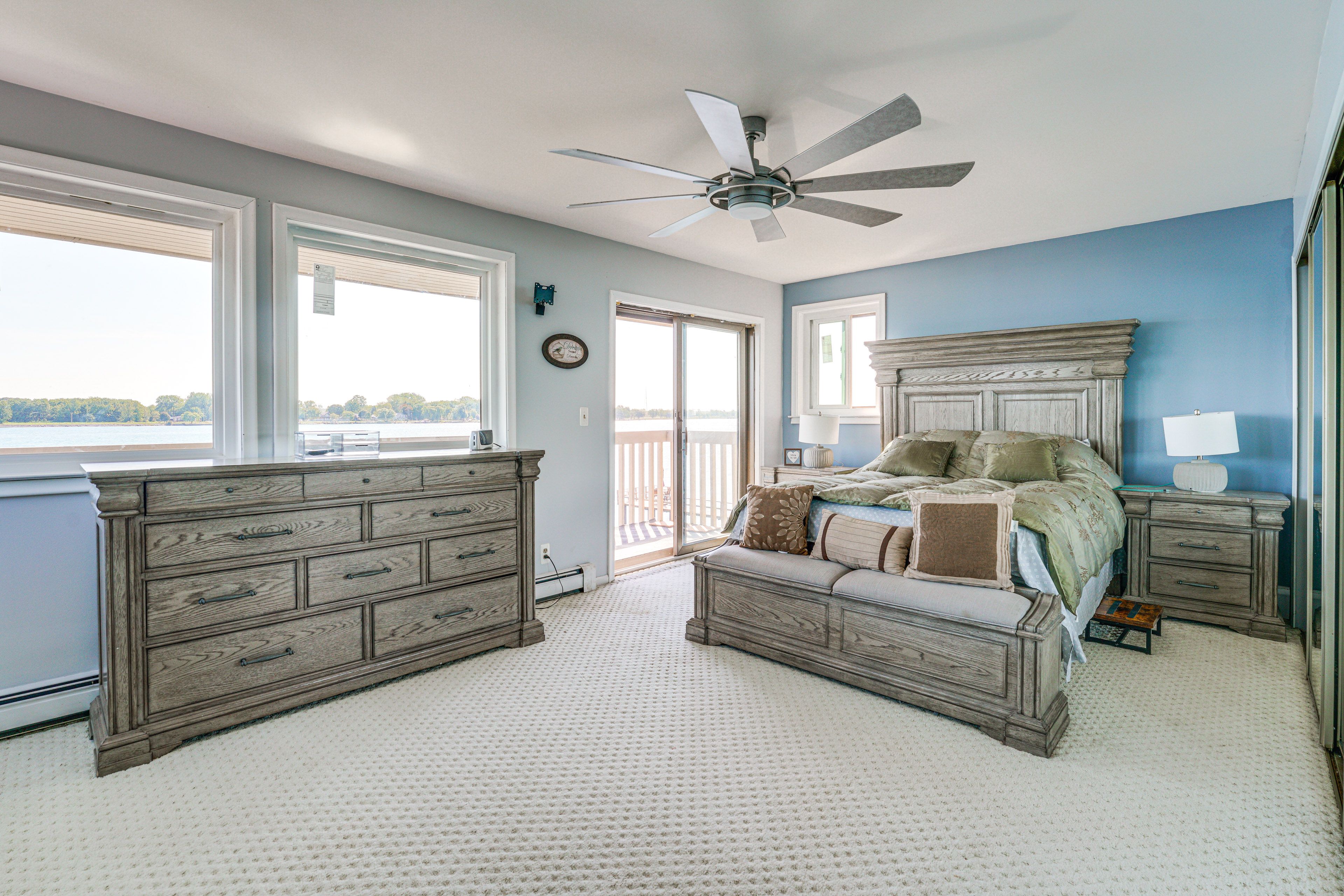 Bedroom 1 | Queen Bed | Smart TV | Upper Floor