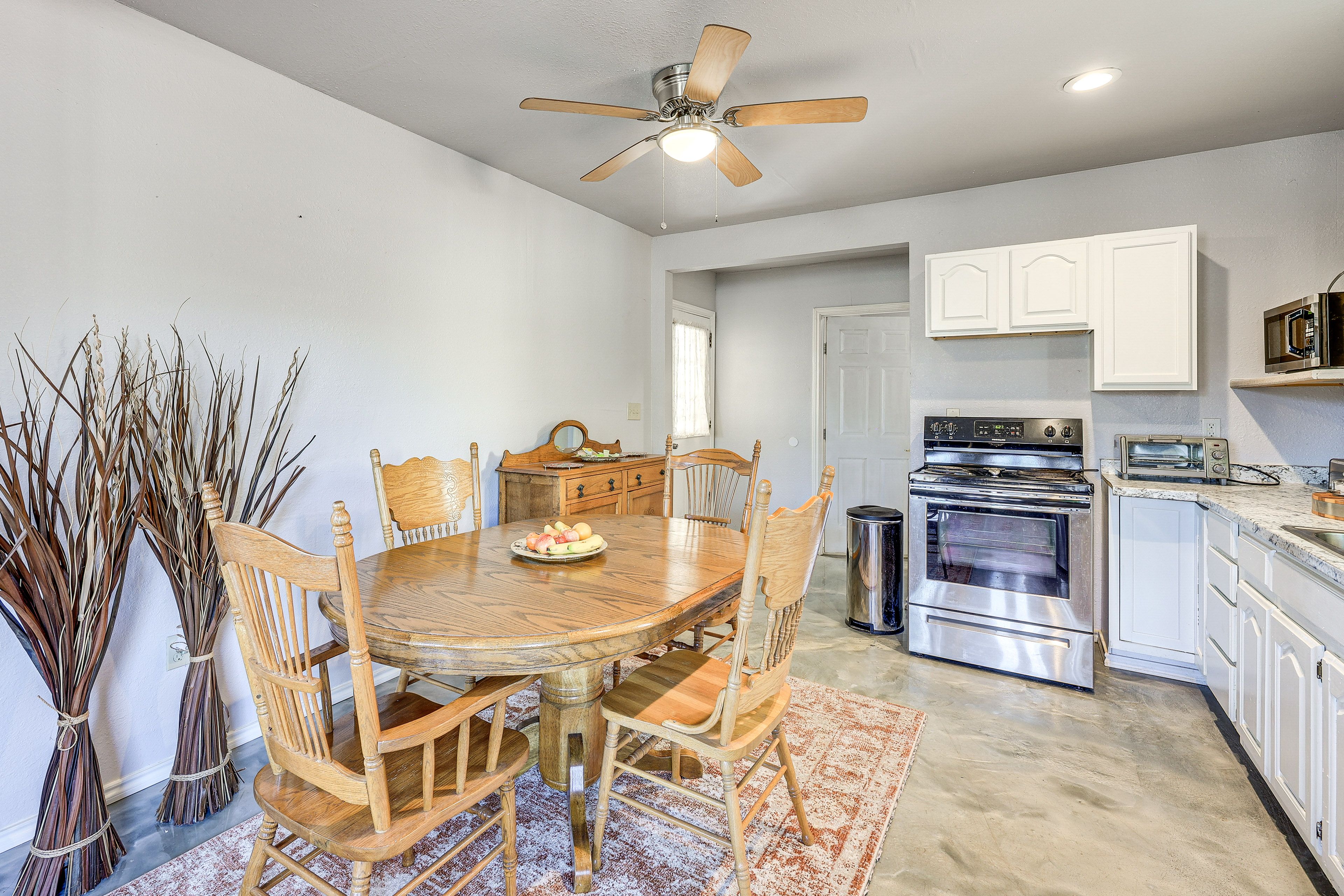 Dining Area & Kitchen