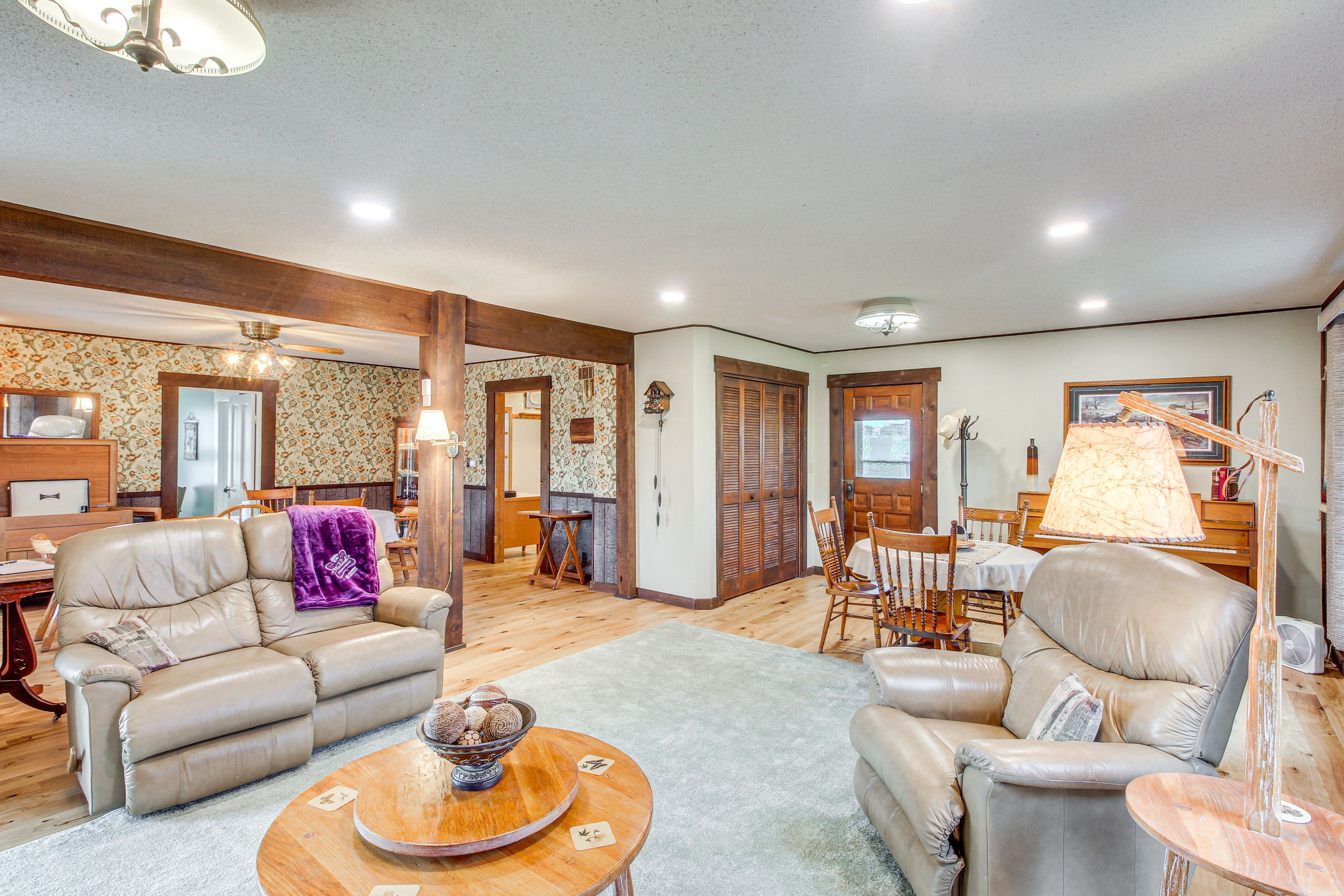 Living Room | 1st Floor | Free WiFi | Central A/C & Heat | Smart TV