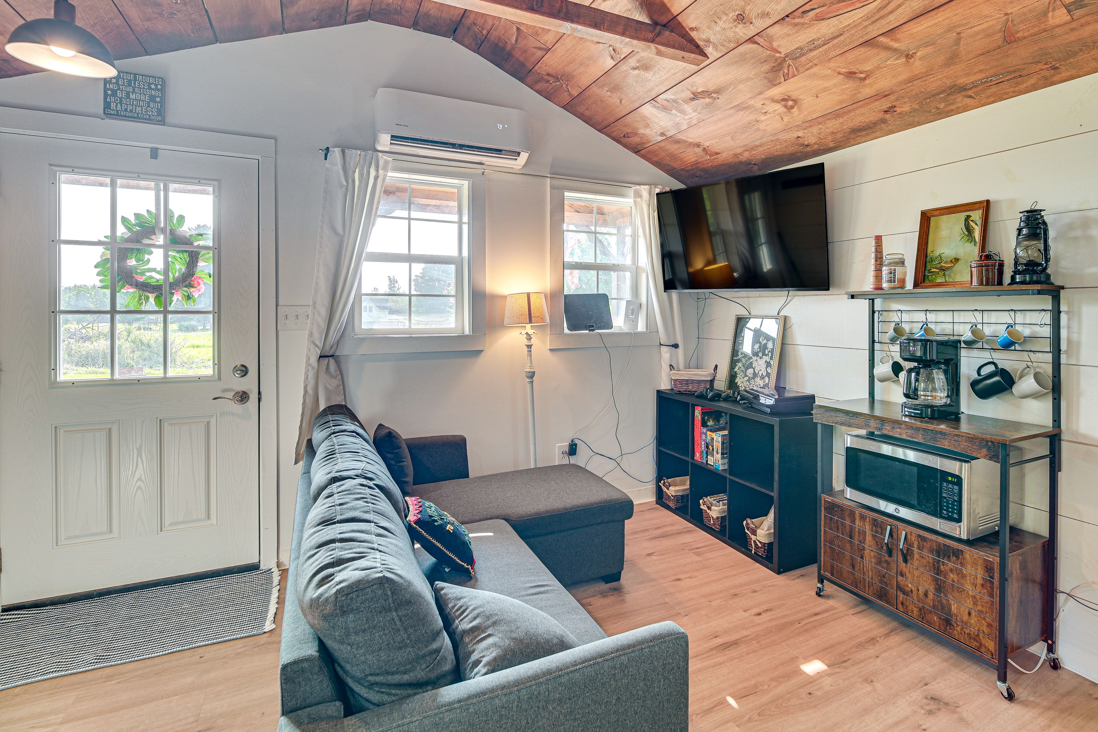 Living Room | Trundle Sleeper Sofa | Smart TV | PlayStation | Free WiFi