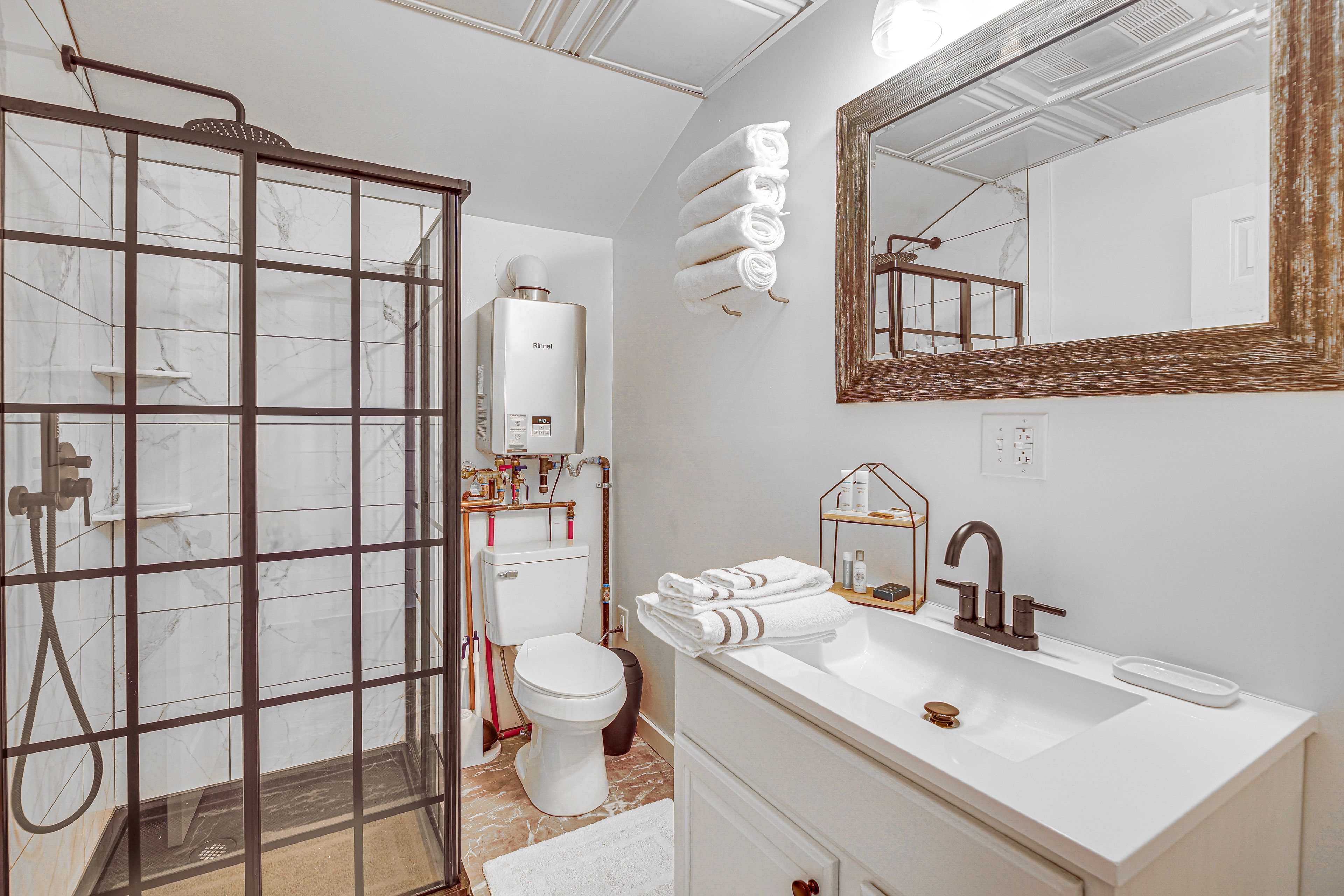 Full Bathroom | Complimentary Toiletries