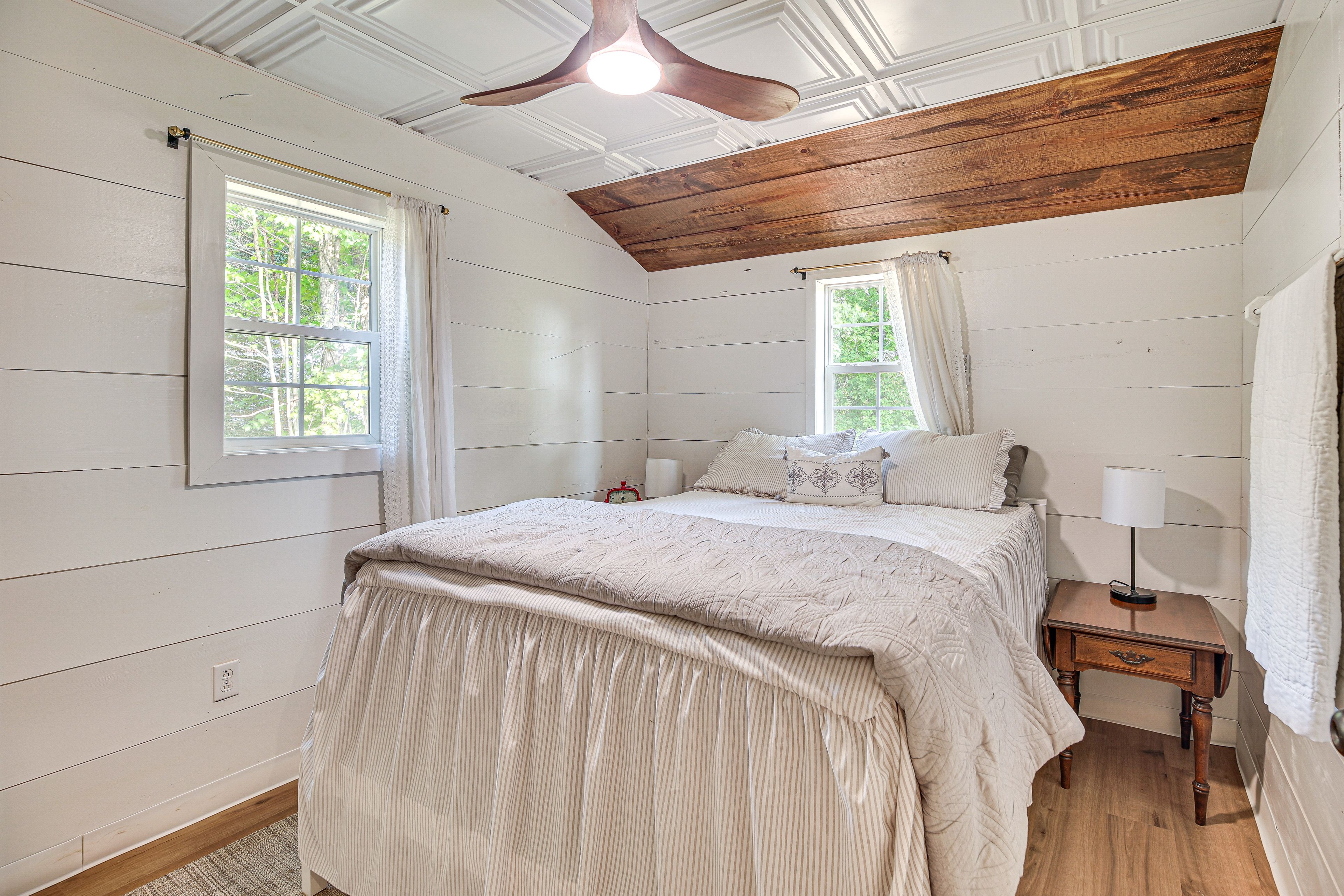 Bedroom | Queen Bed | Smart TV