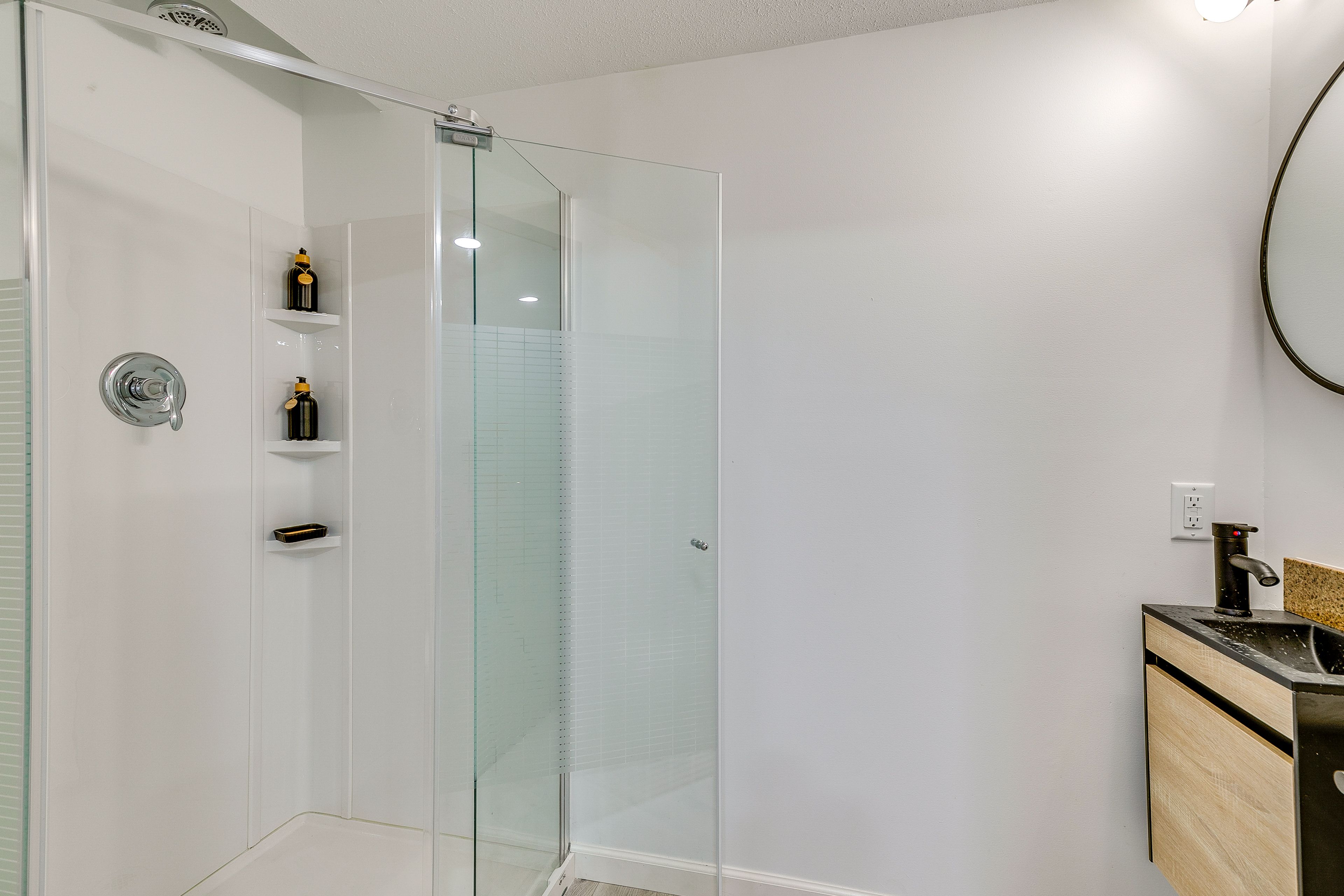 Full Bathroom | 1st Floor