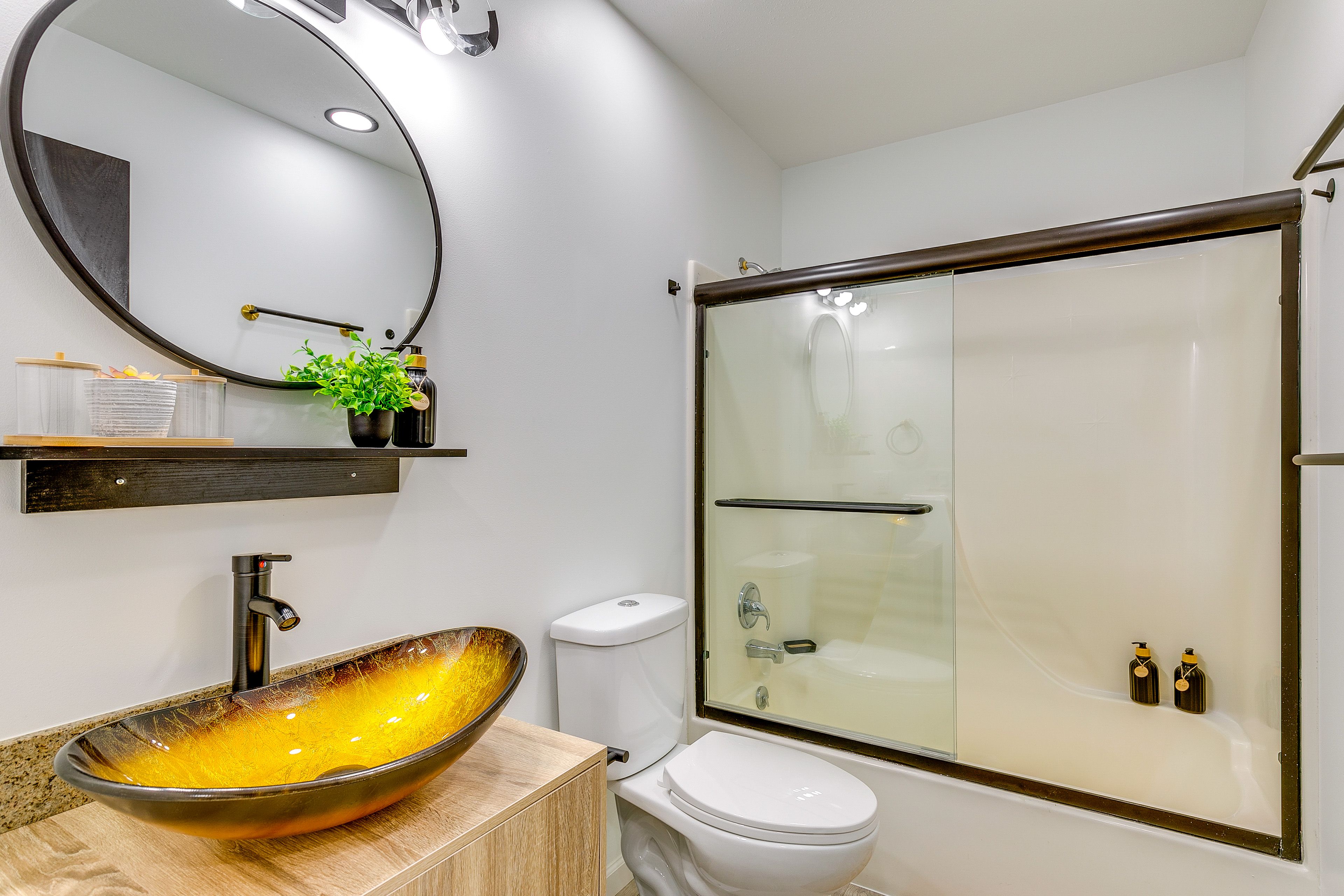 Full Bathroom | 3rd Floor