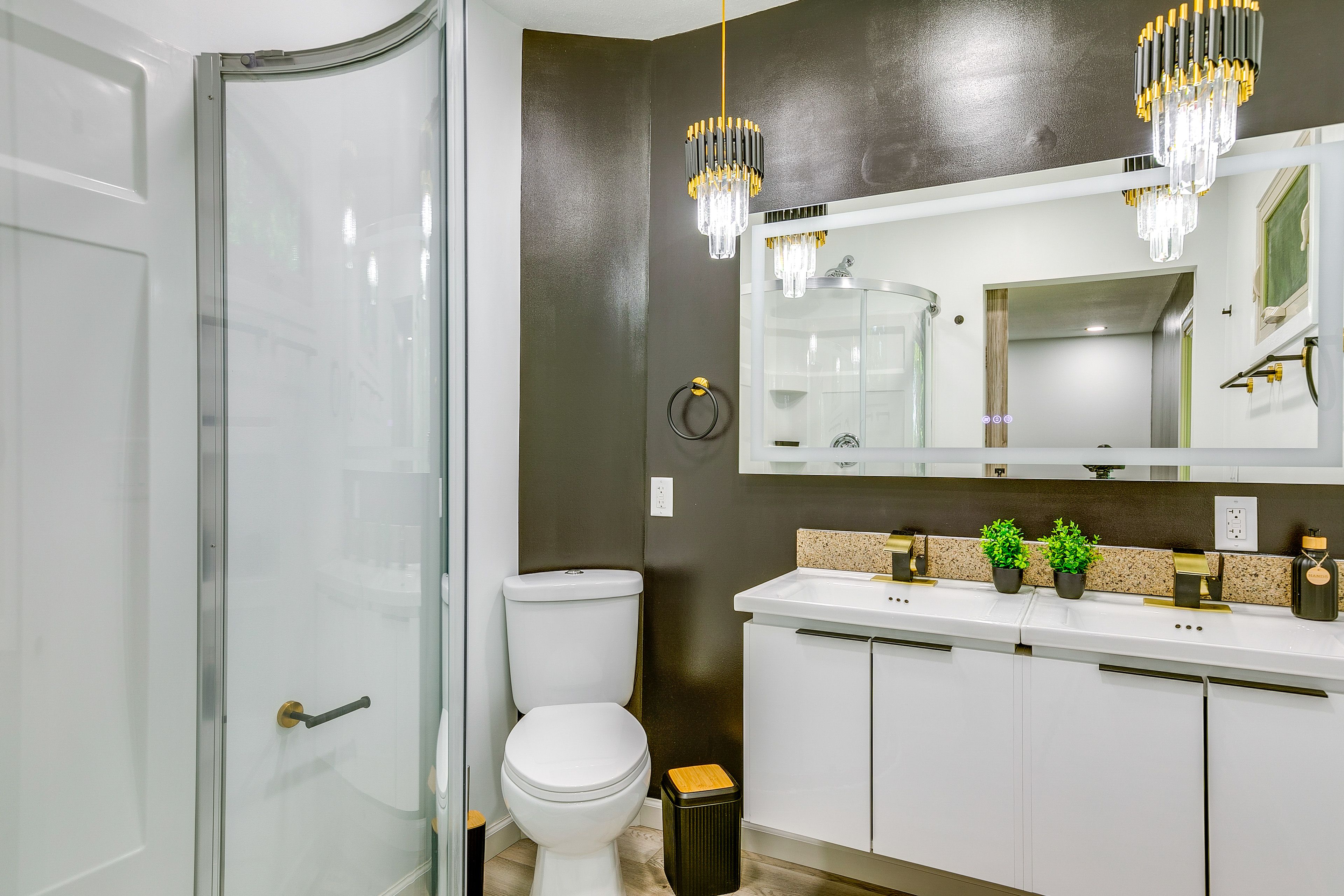 Full Bathroom | Towels Provided | 3rd Floor