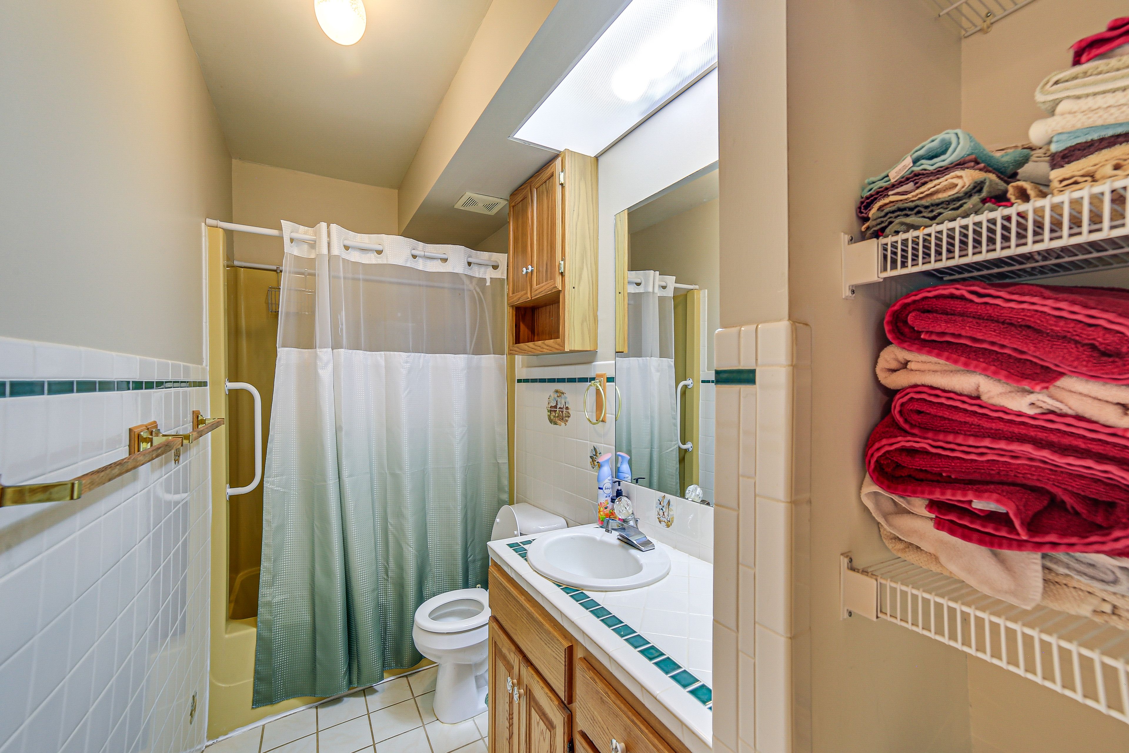 Full Bathroom | 1st Floor | Shower/Tub Combo