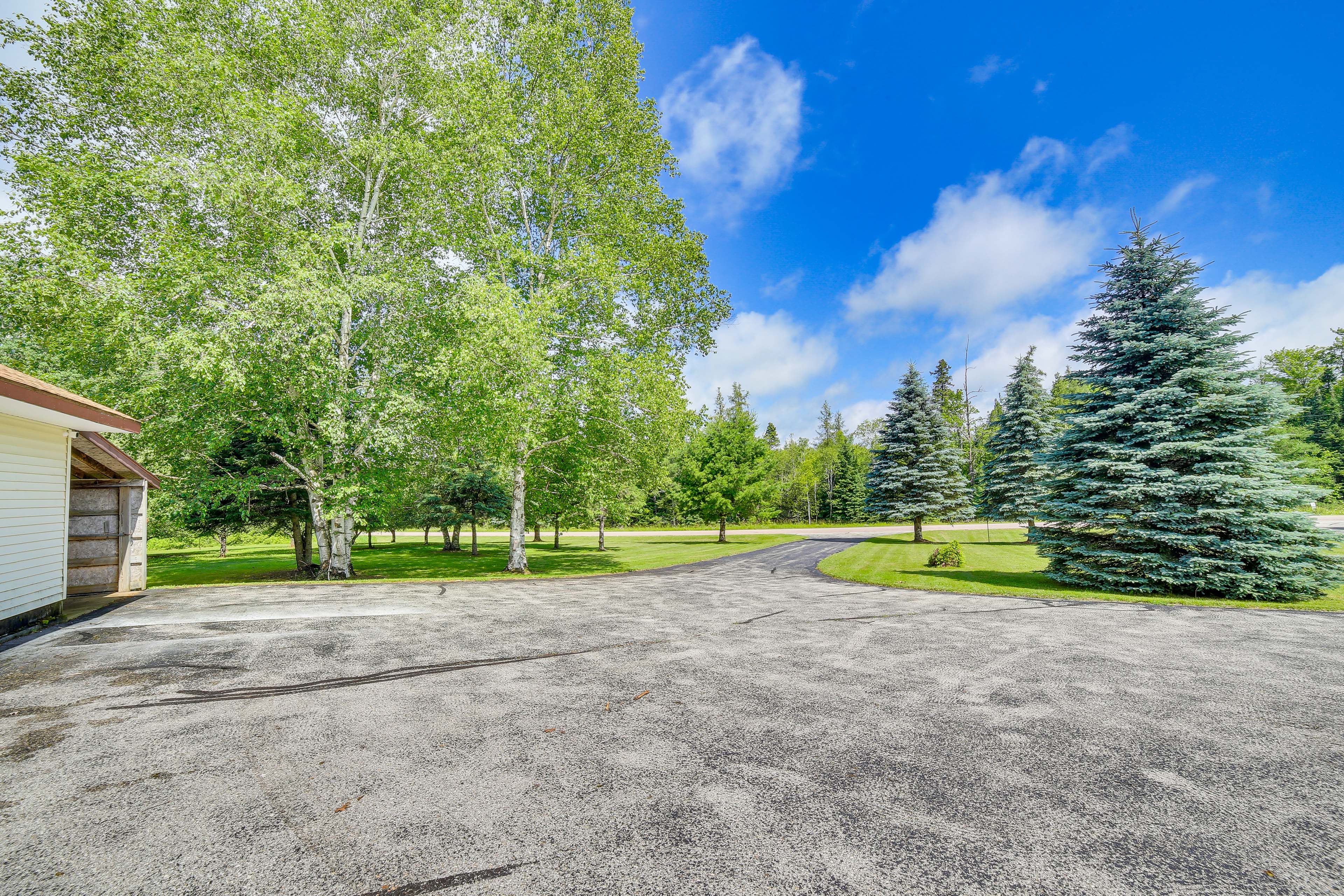 Parking | Driveway (4 Vehicles) | Heated Garage (2 Vehicles) | RVs/Trailers