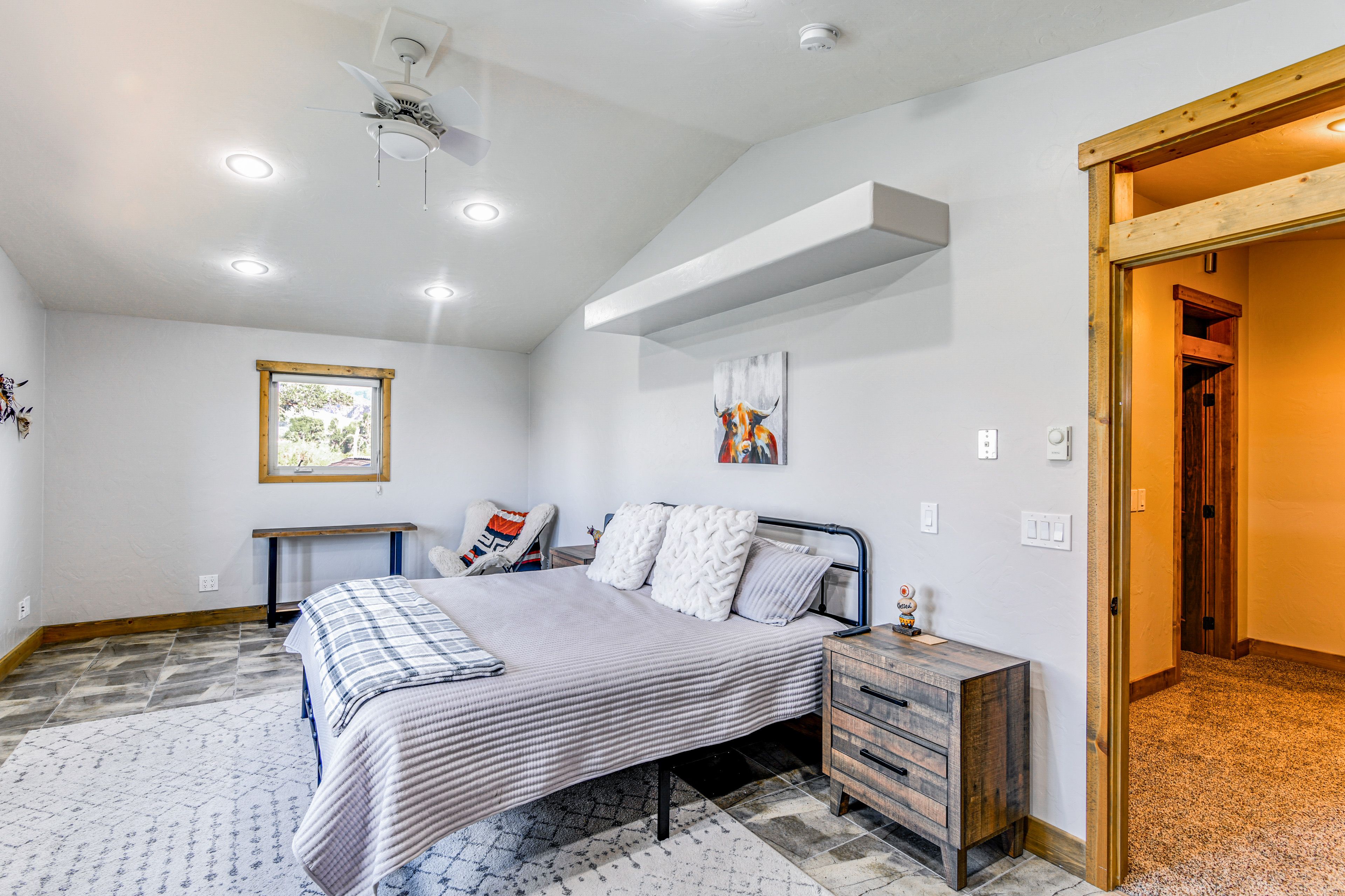 Bedroom 2 | 2nd Floor | King Bed | Smart TV | Linens Provided