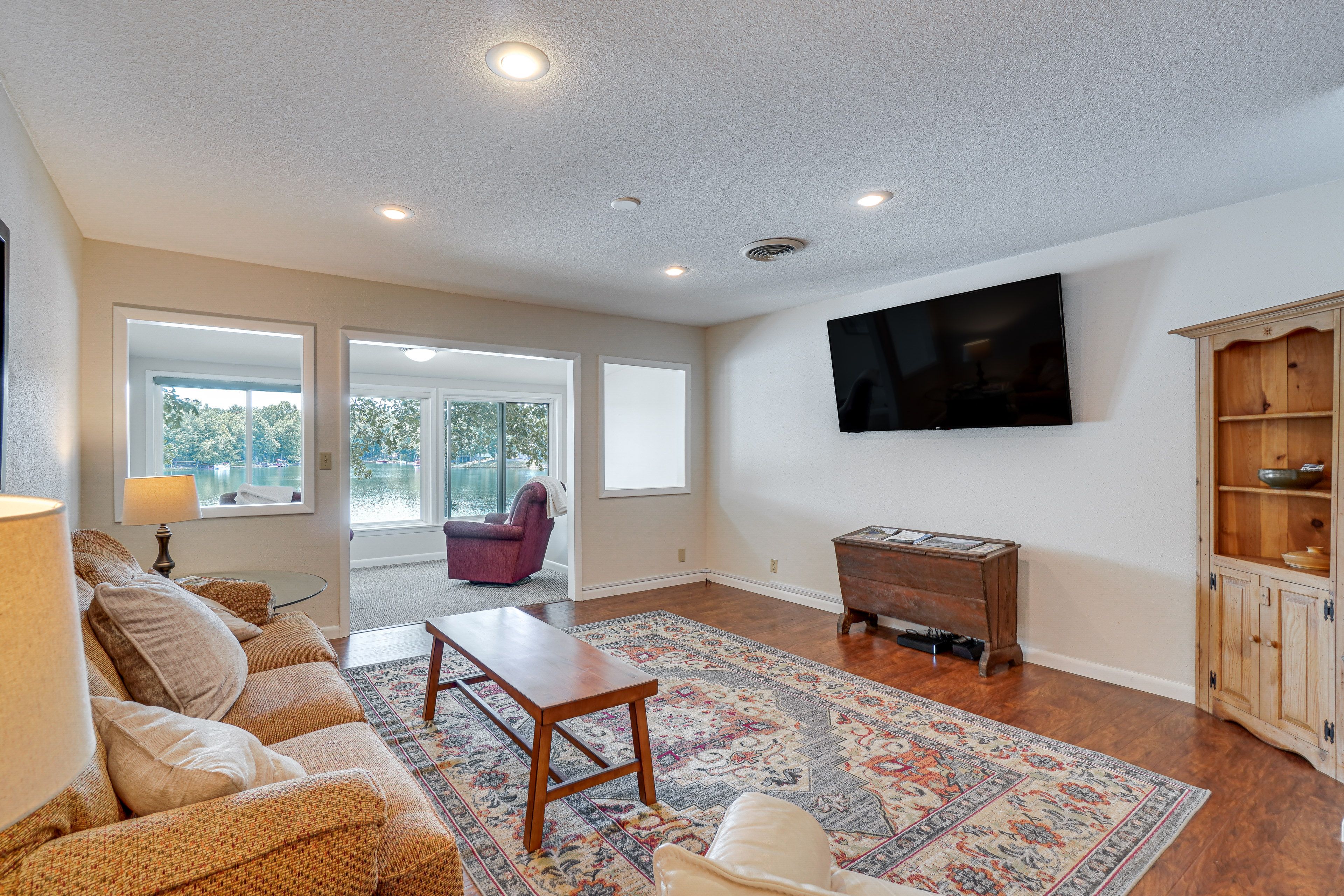 Living Room | Smart TV | Free WiFi