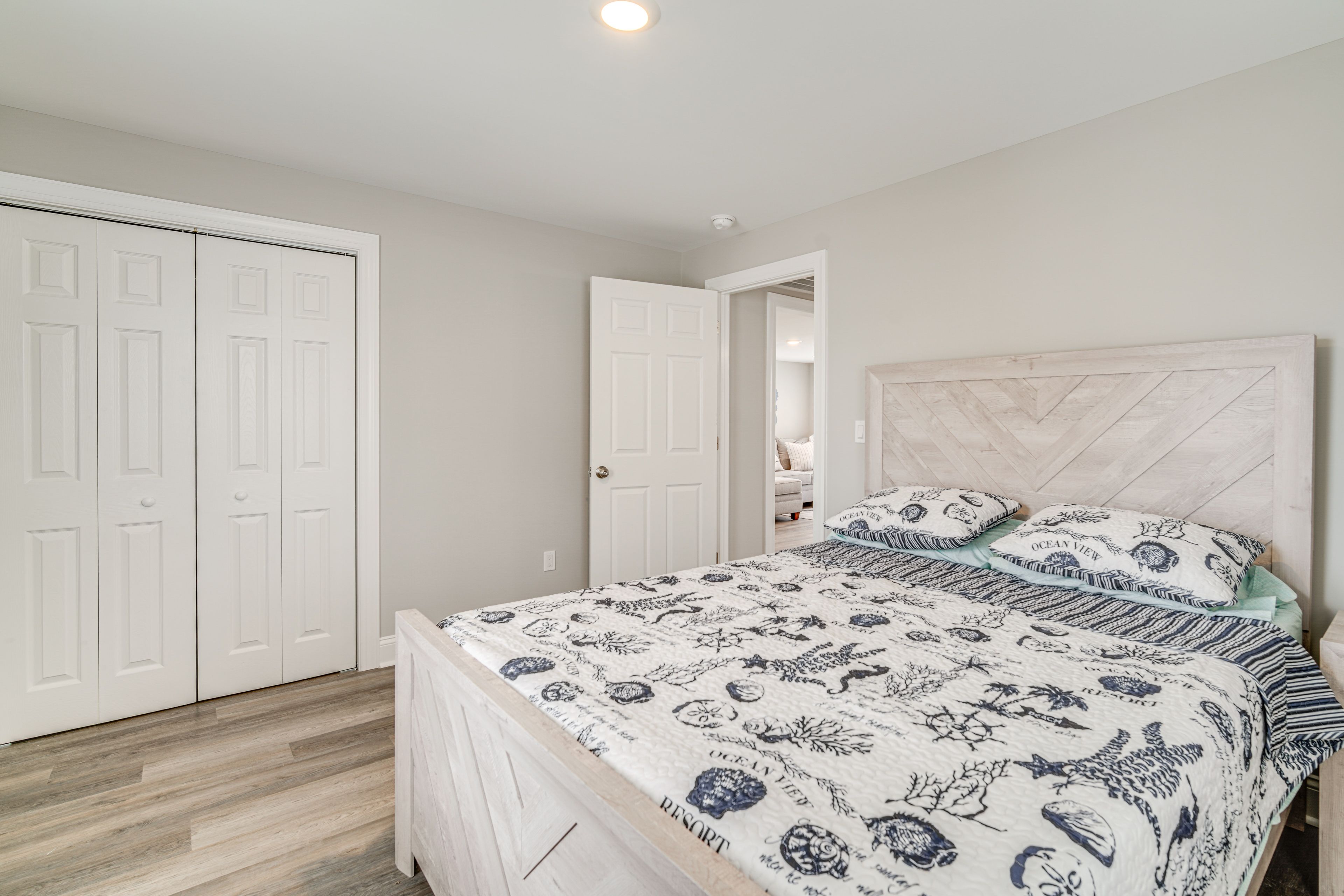 Bedroom 1 | Queen Bed