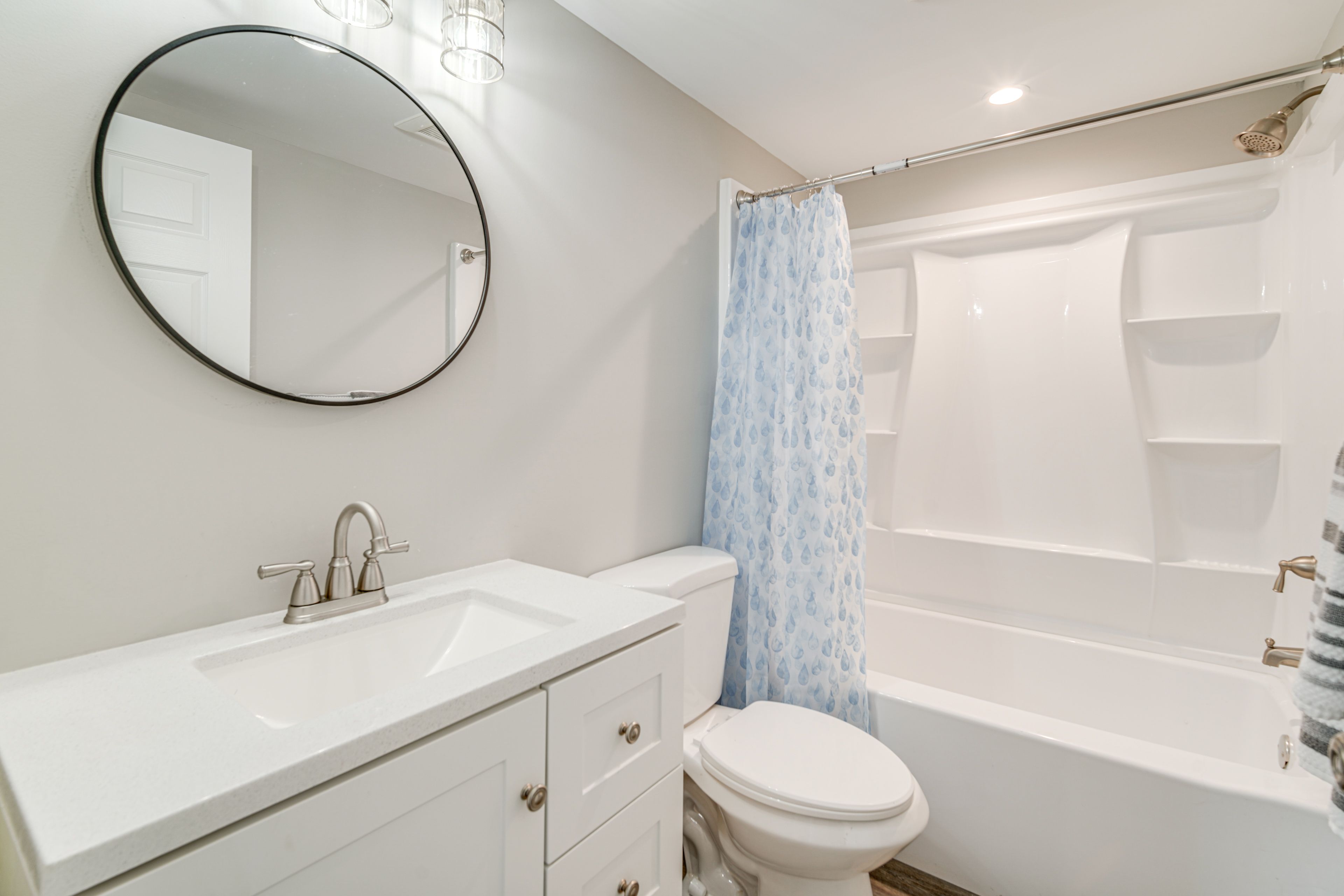 Full Bathroom | Towels Provided