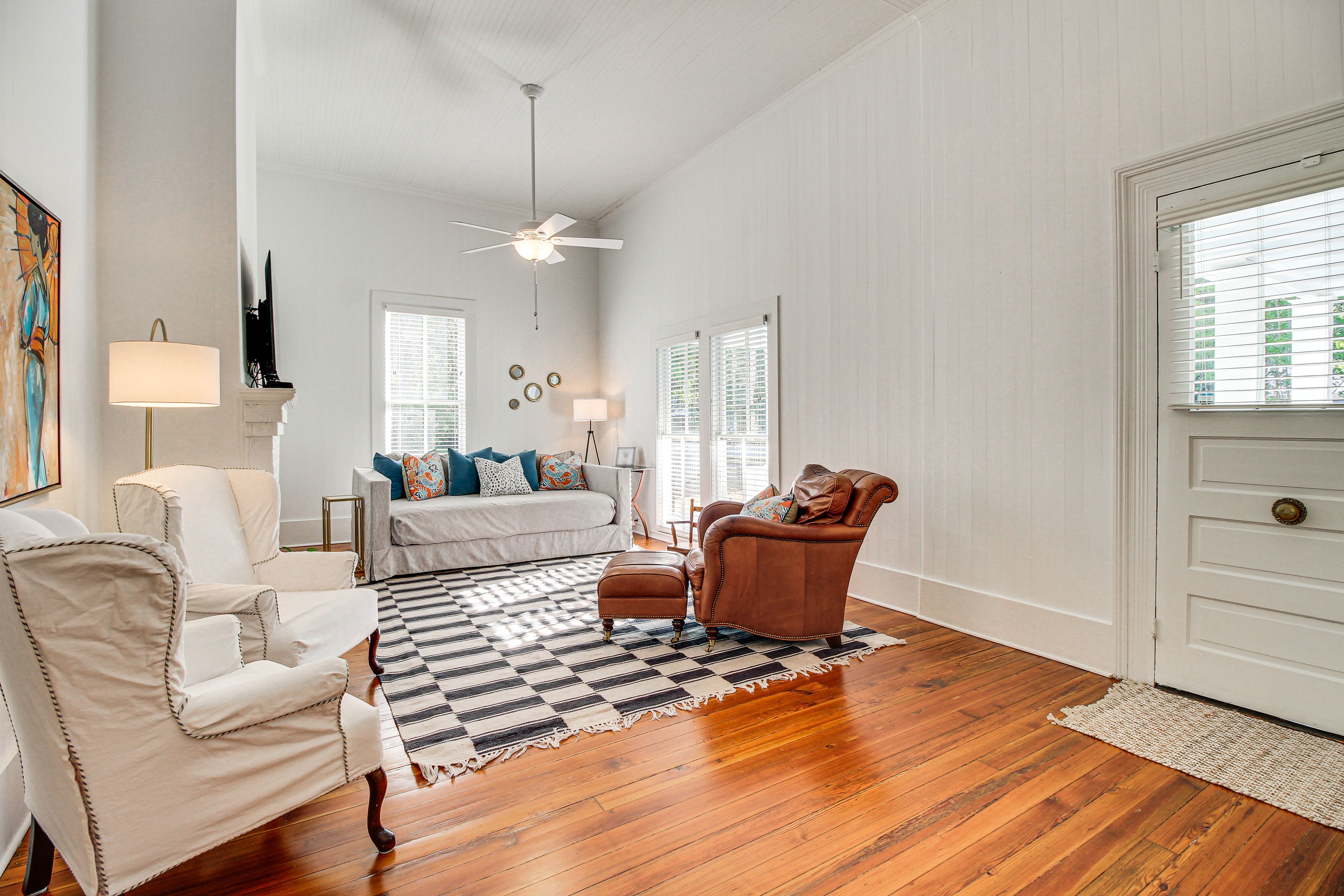Living Room | Central Heating & A/C | Full Daybed