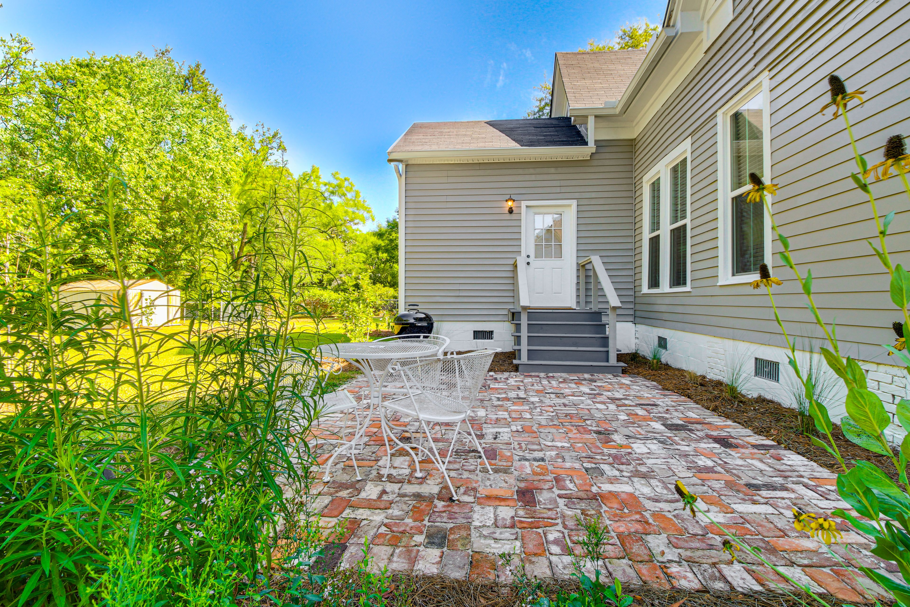 Patio | Charcoal Grill | Outdoor Dining Set