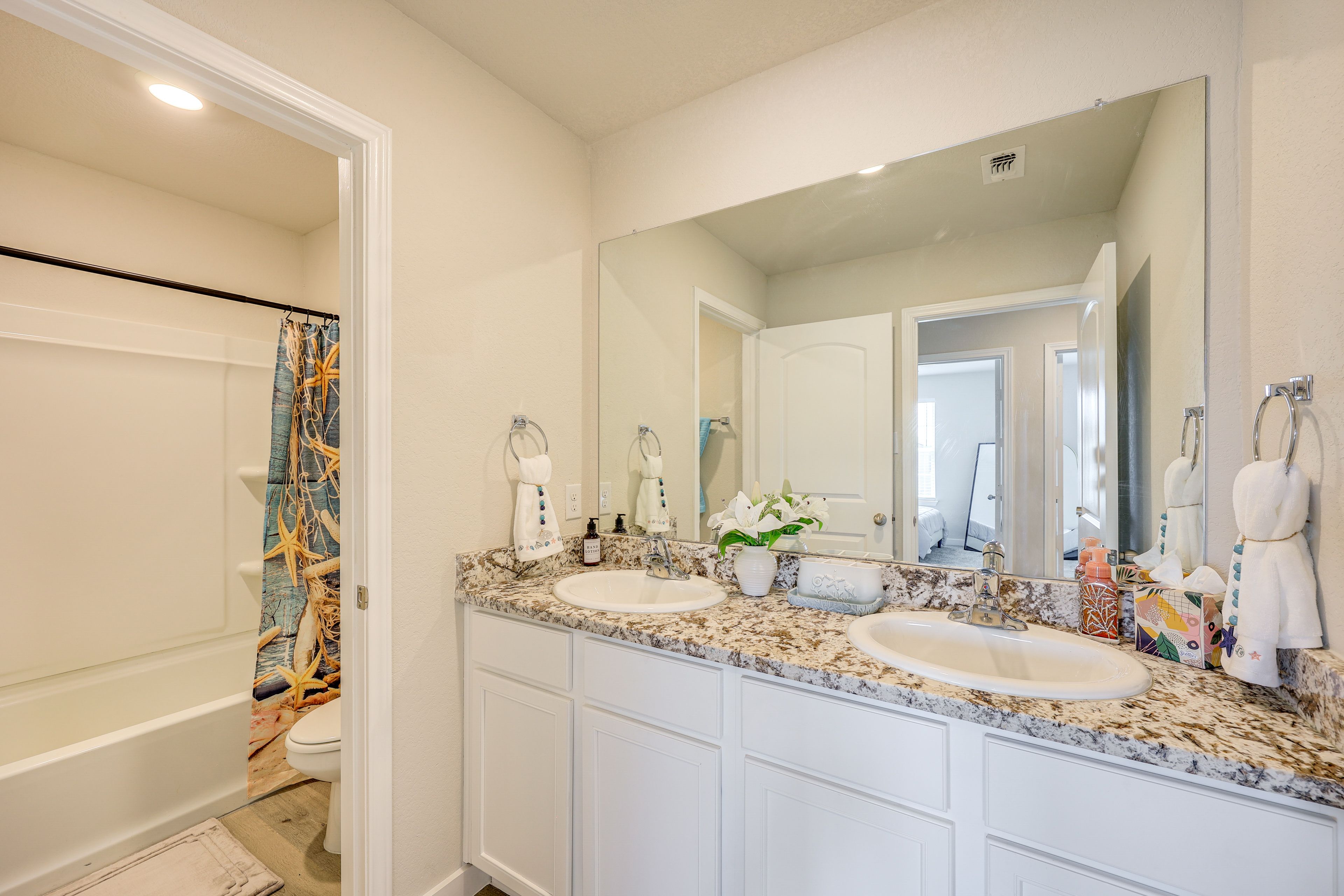 Full Bathroom | 2nd Floor | Complimentary Toiletries