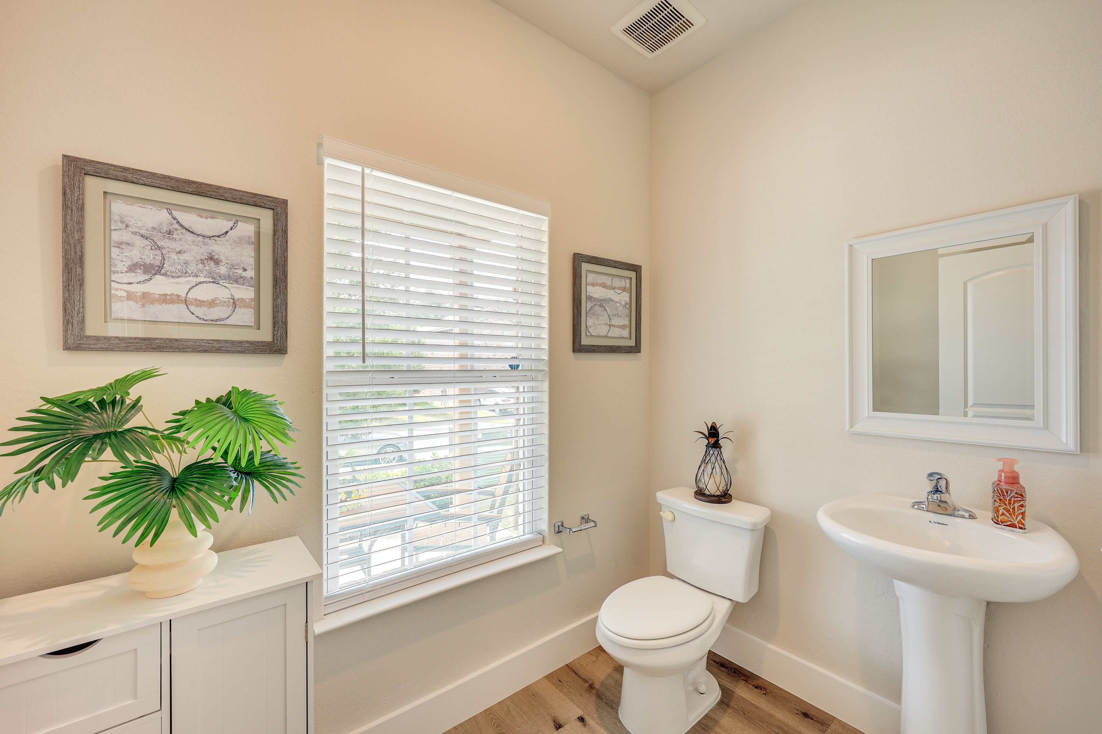 Half Bathroom | 1st Floor | Towels Provided