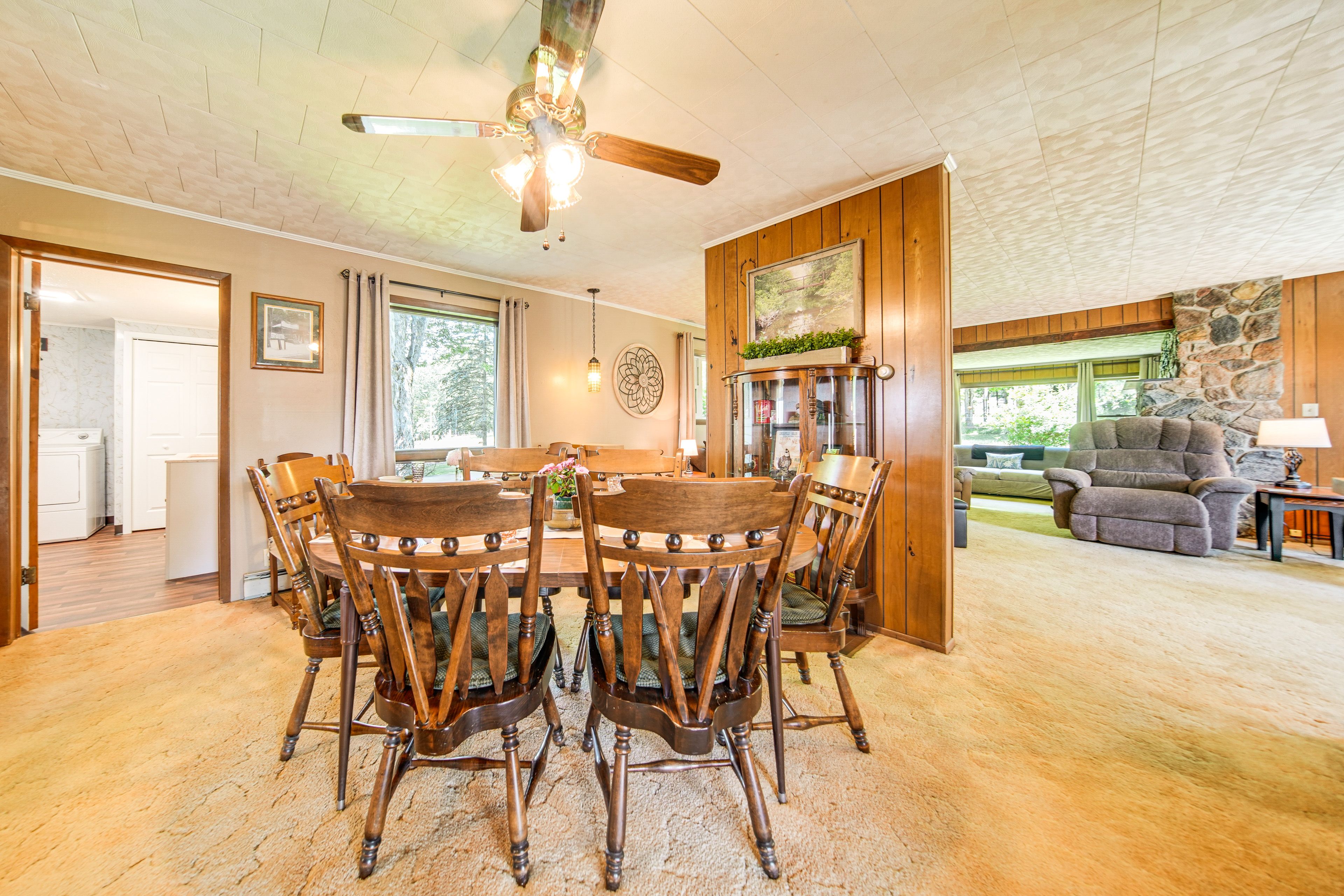 Dining Area | Dishware/Flatware Provided | 1st Floor