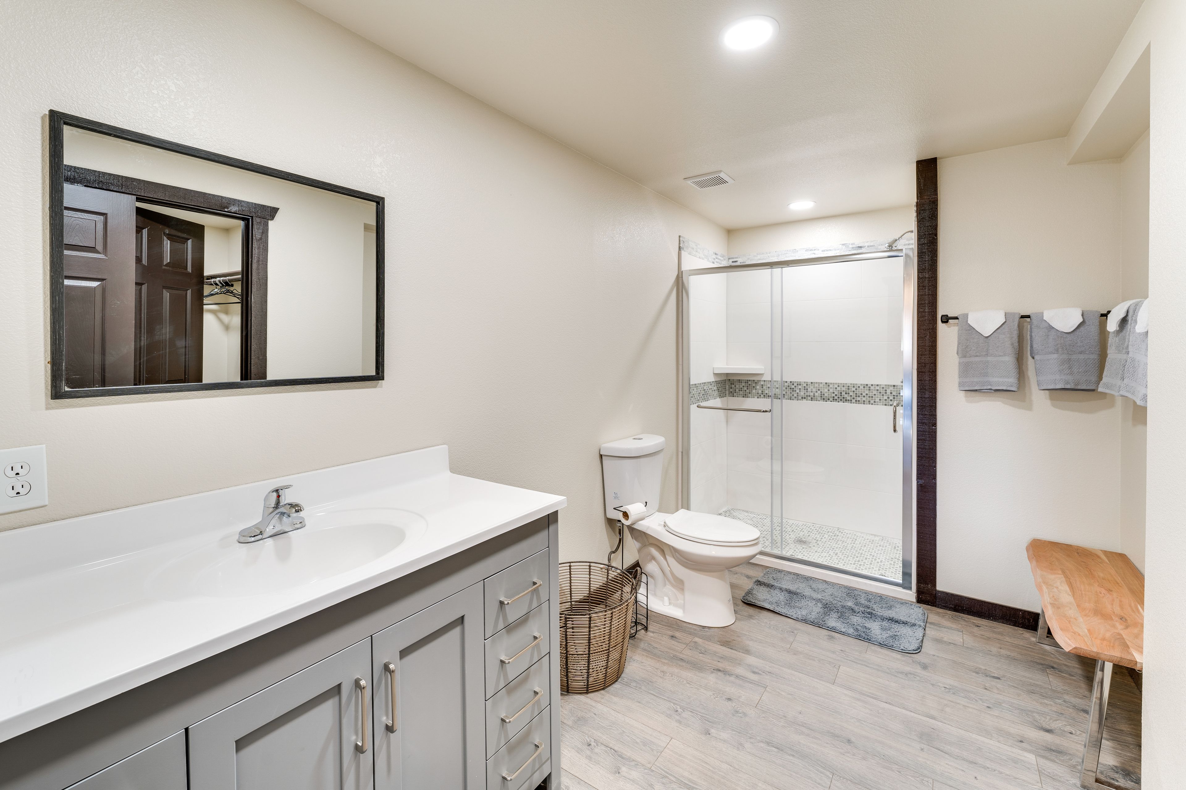 Full Bathroom | Towels Provided | Complimentary Toiletries | 1st Floor