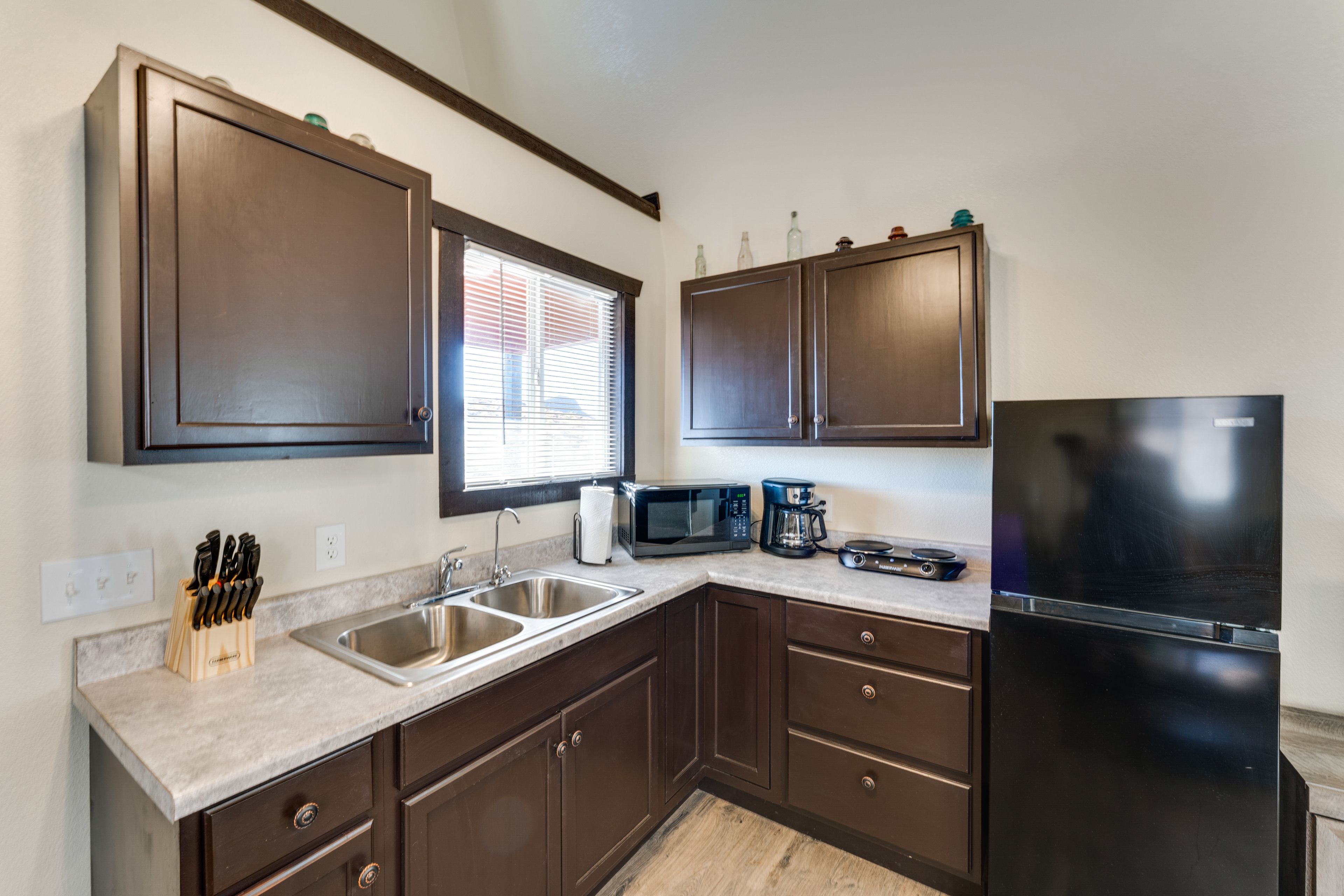 Kitchen | Hot Plate | Coffee Maker | 1st Floor