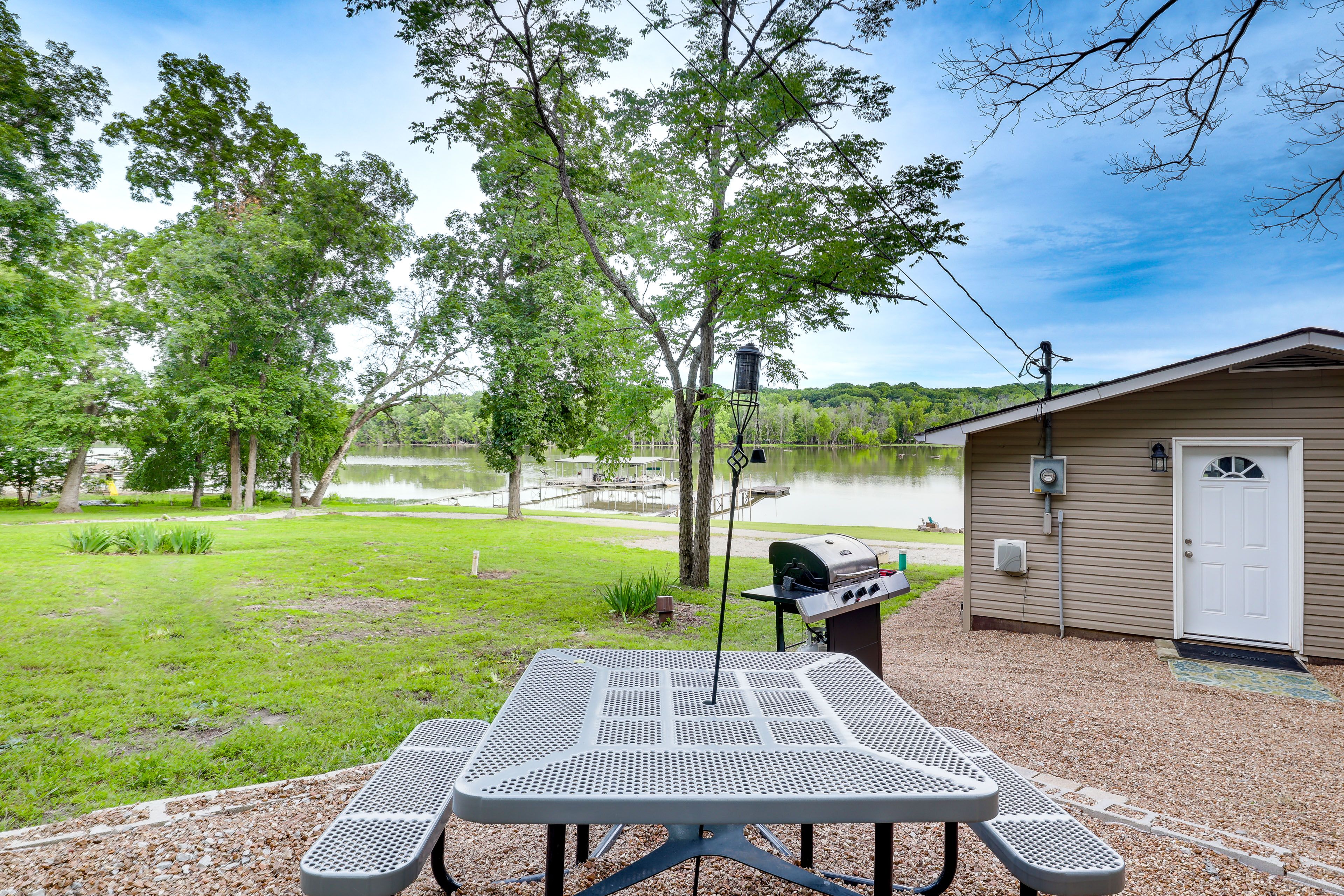 Outdoor Space | Gas Grill | Dining Areas | Fire Pit | Kayaks