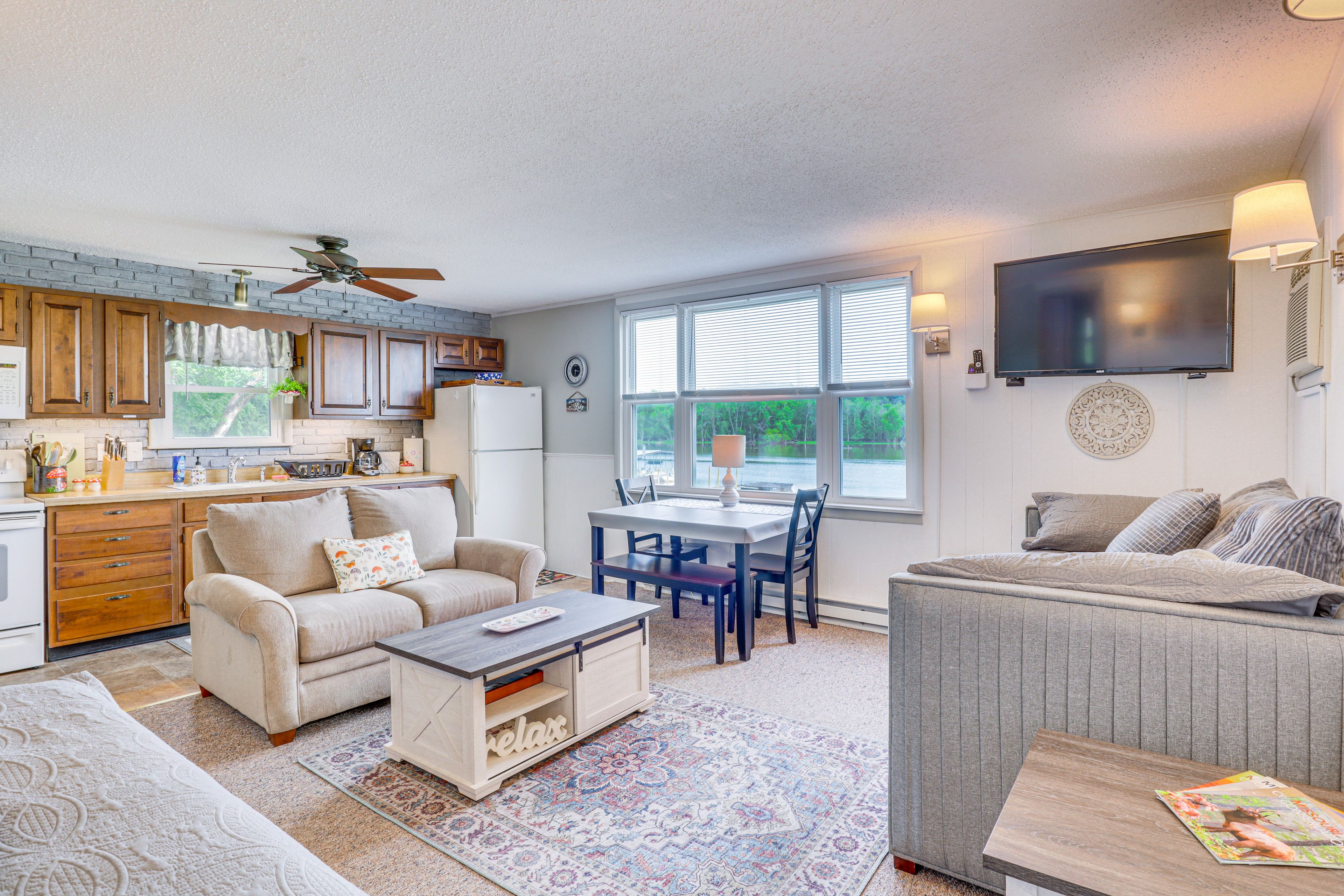 Living Room | Twin XL Daybed | Twin Bed | Smart TV