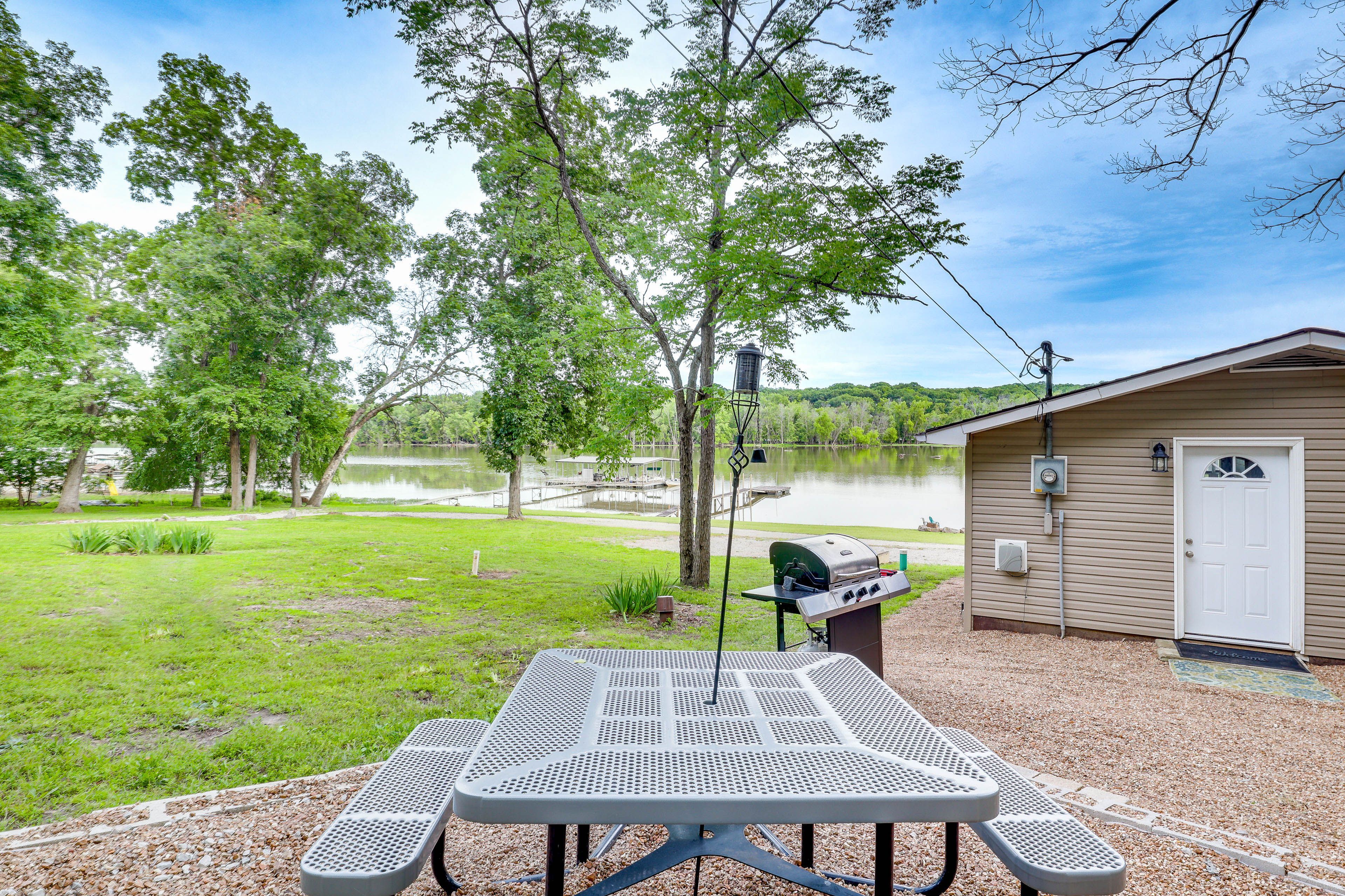 Outdoor Space | Gas Grill | Dining Areas | Fire Pit | Kayaks