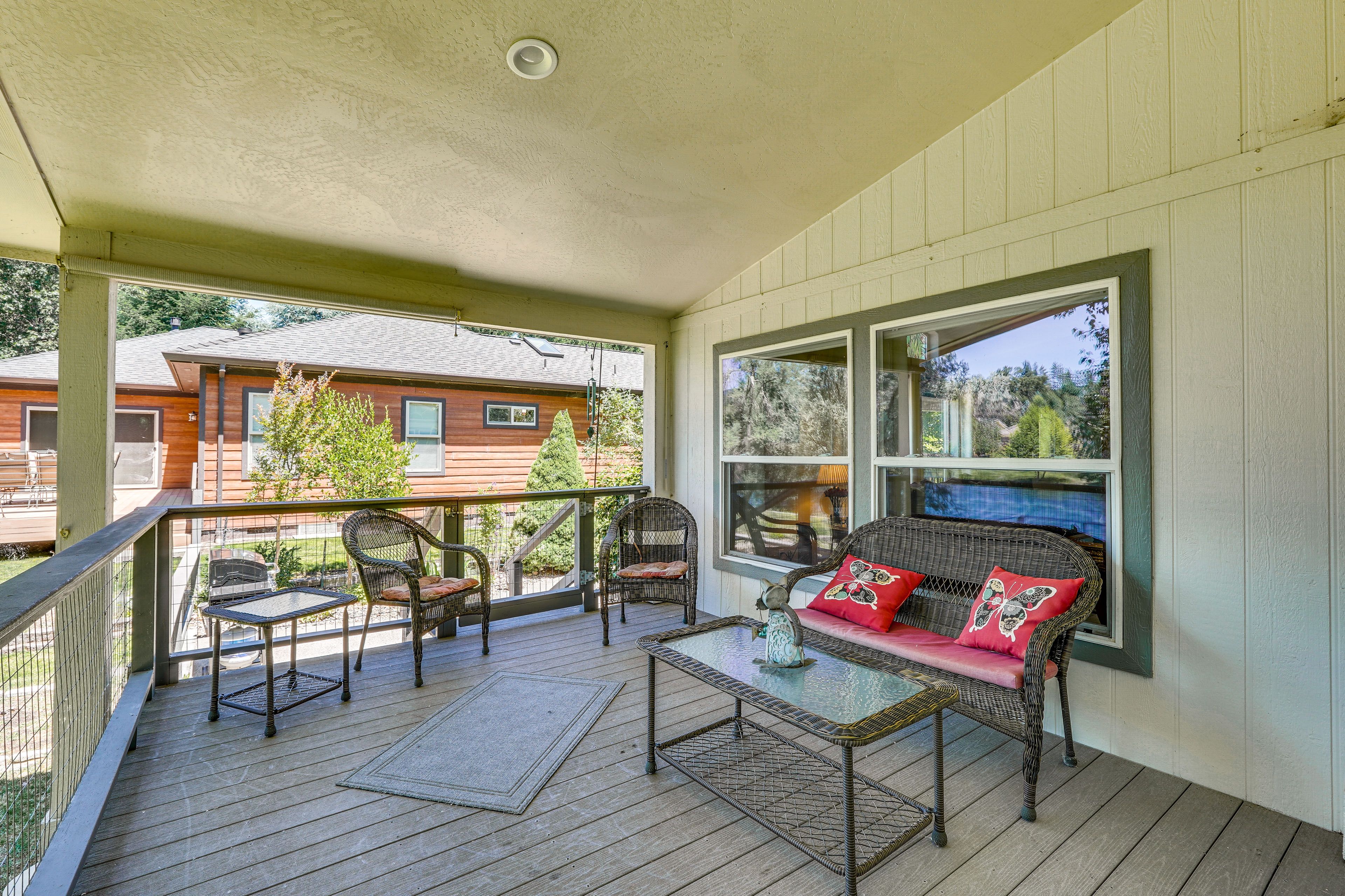 Deck | Outdoor Dining Area | Gas Grill