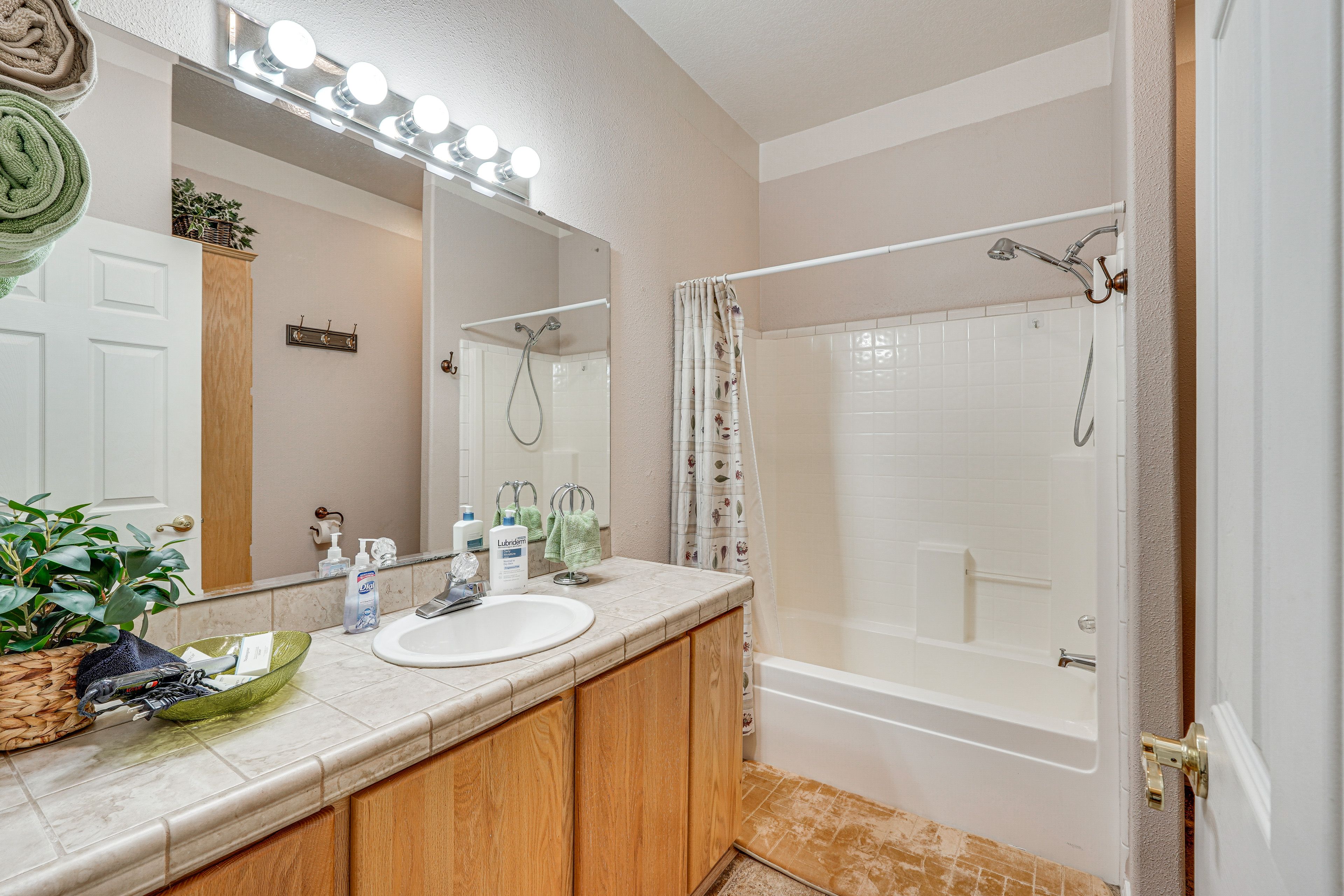 Full Bathroom | Towels Provided