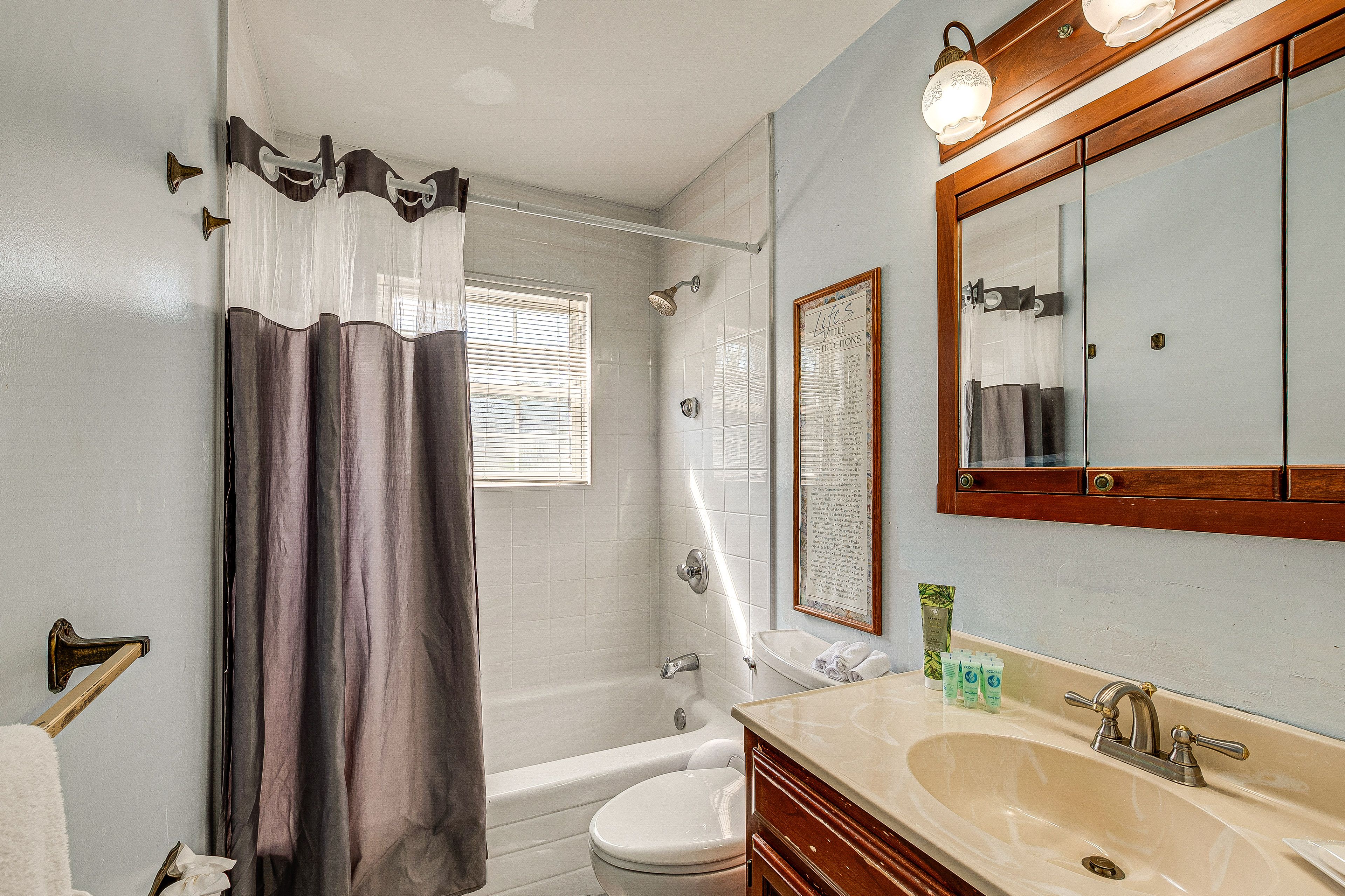 Full Bathroom | Upper Level | Complimentary Toiletries