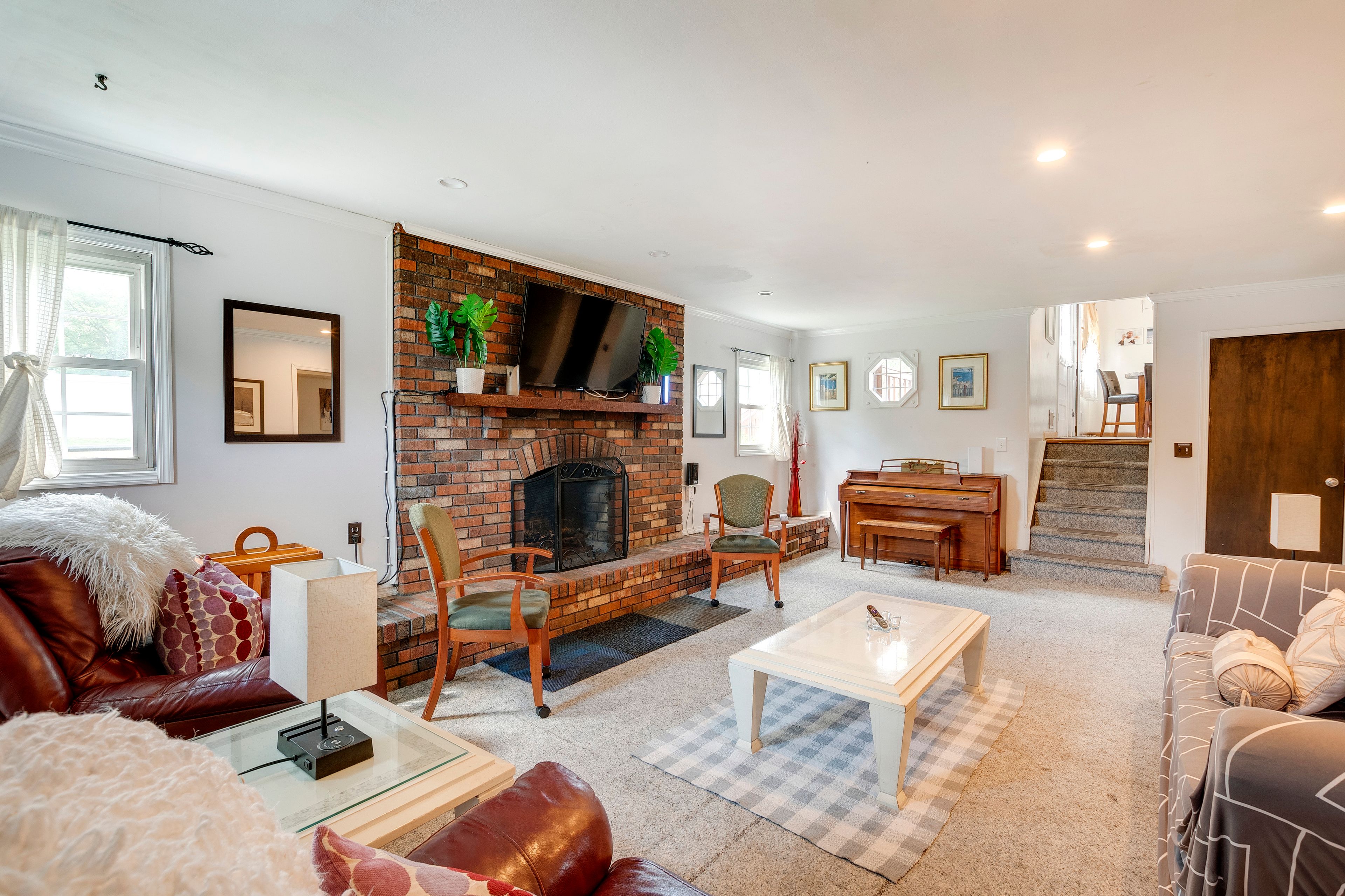 Sitting Room | Lower Level | Smart TV