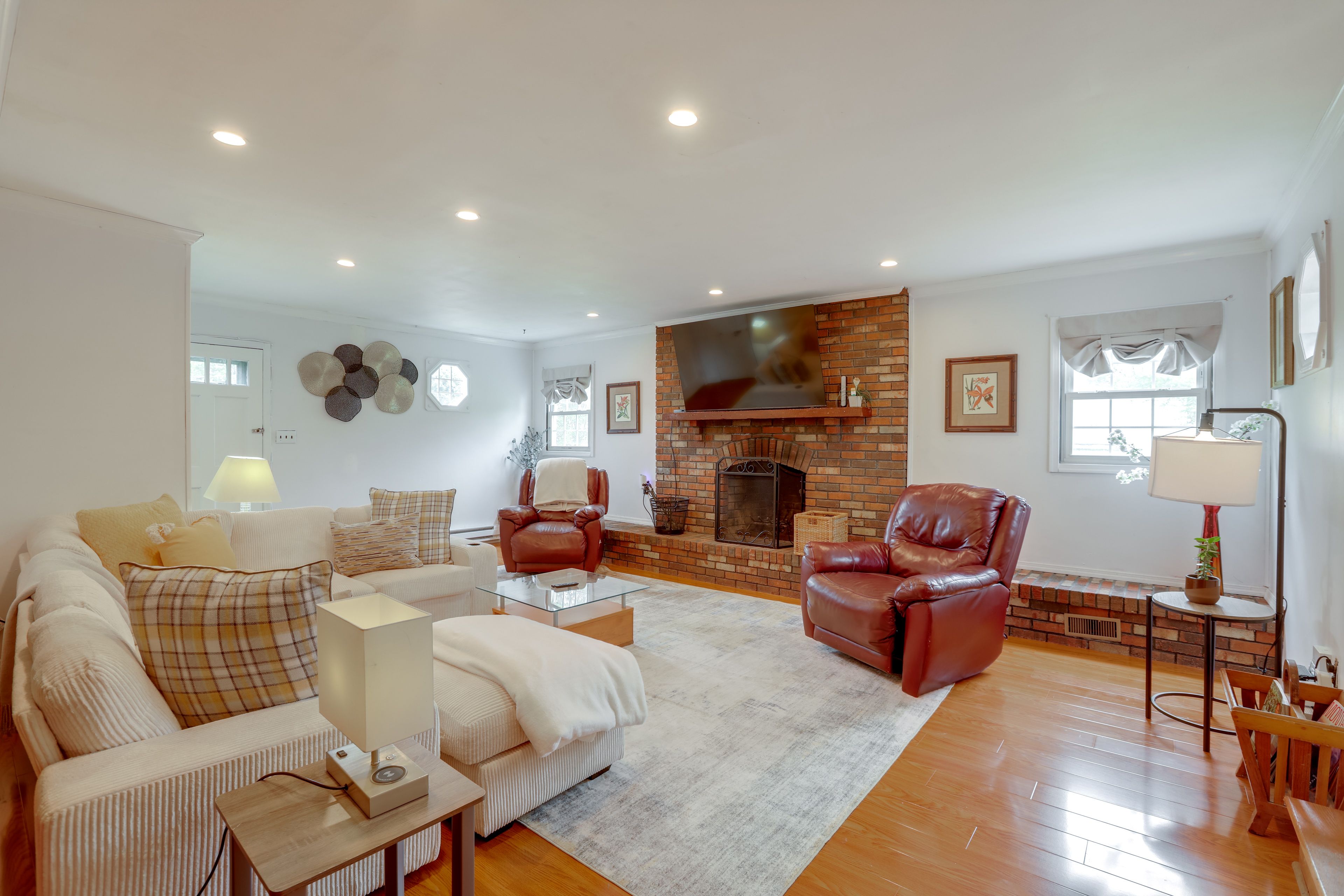 Sitting Room | Lower Level | Smart TV