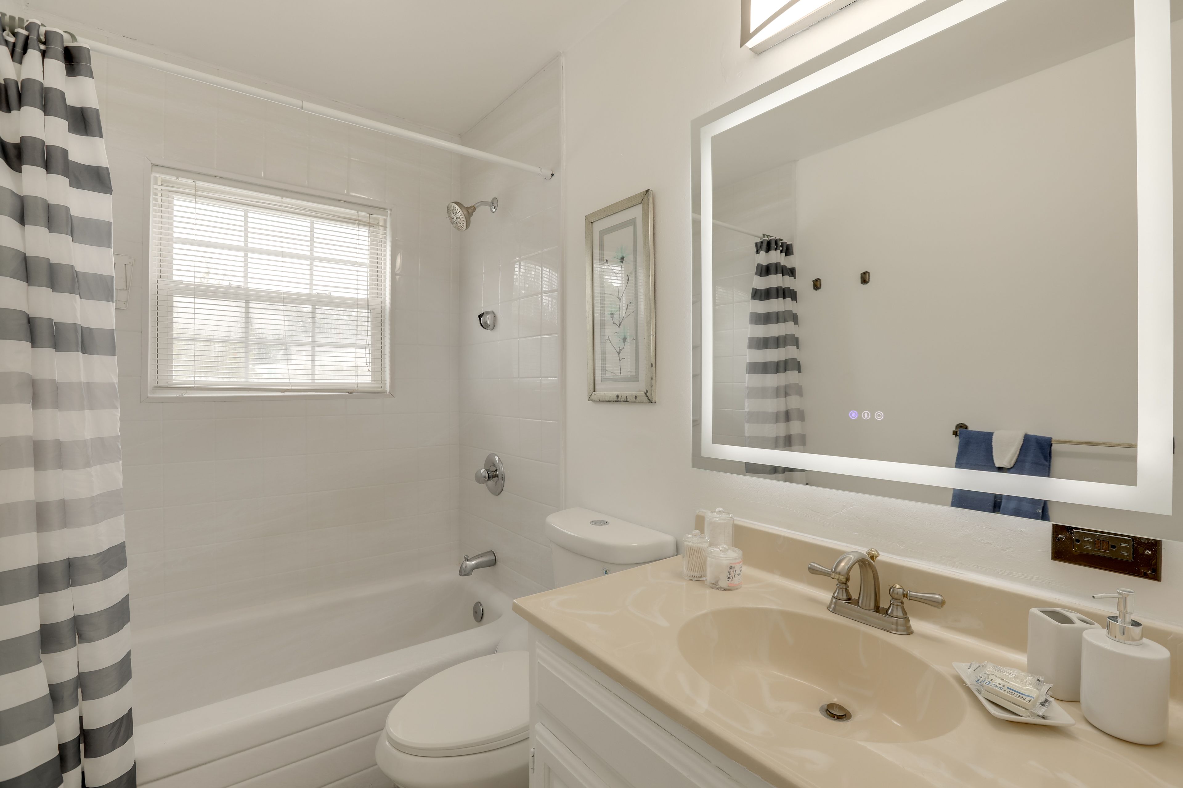 Full Bathroom | Upper Level | Complimentary Toiletries