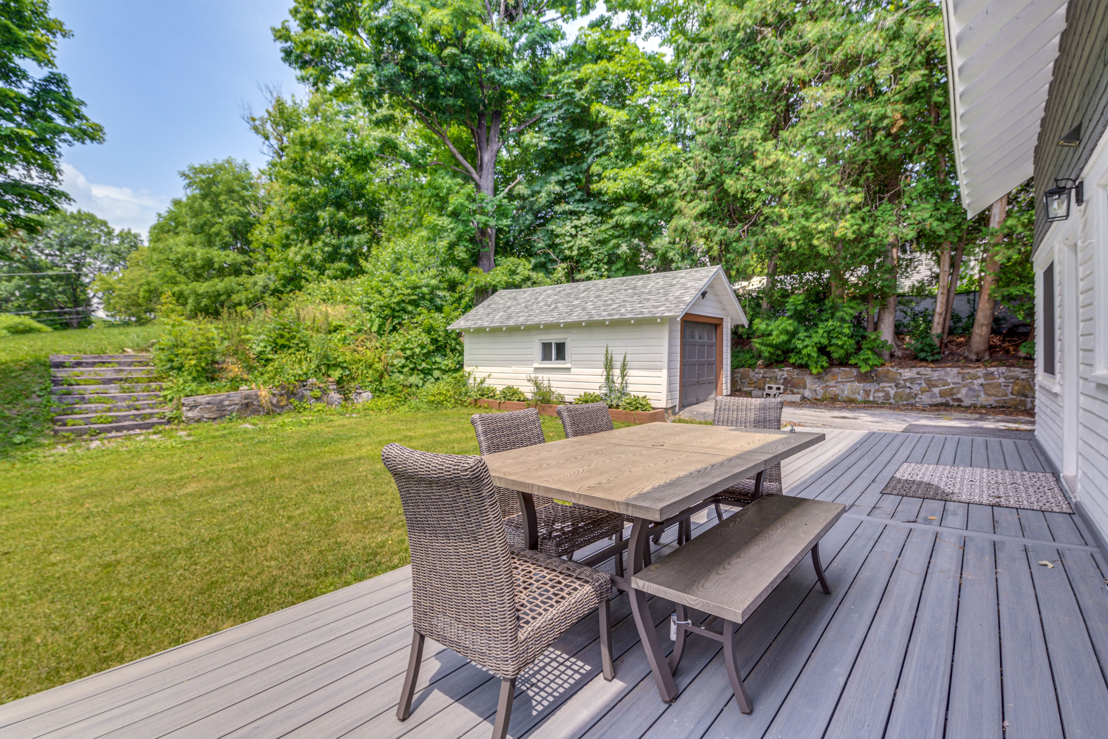 Backyard | Outdoor Dining Area