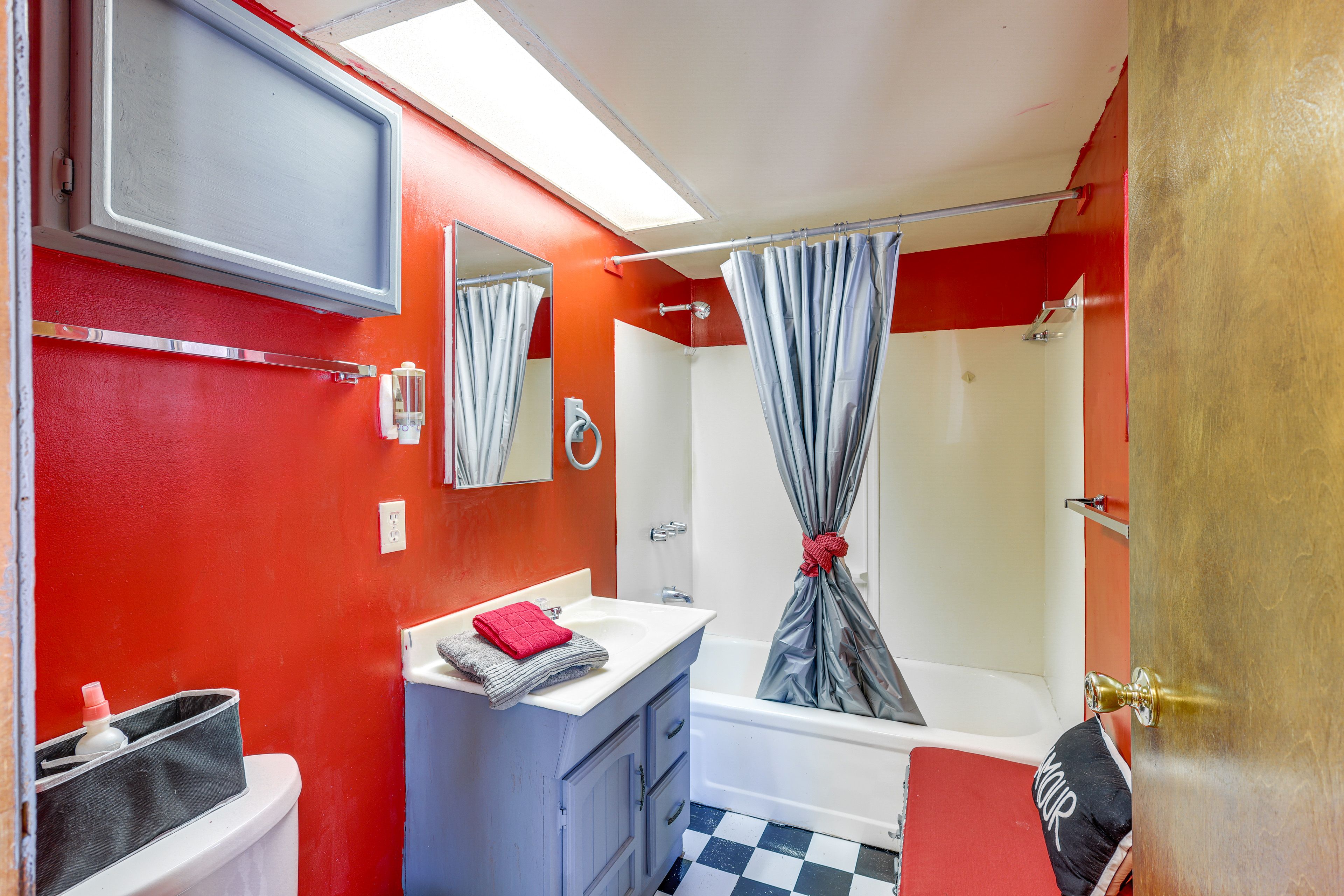 Full Bathroom | 1st Floor | Shower/Tub Combo | Towels Provided