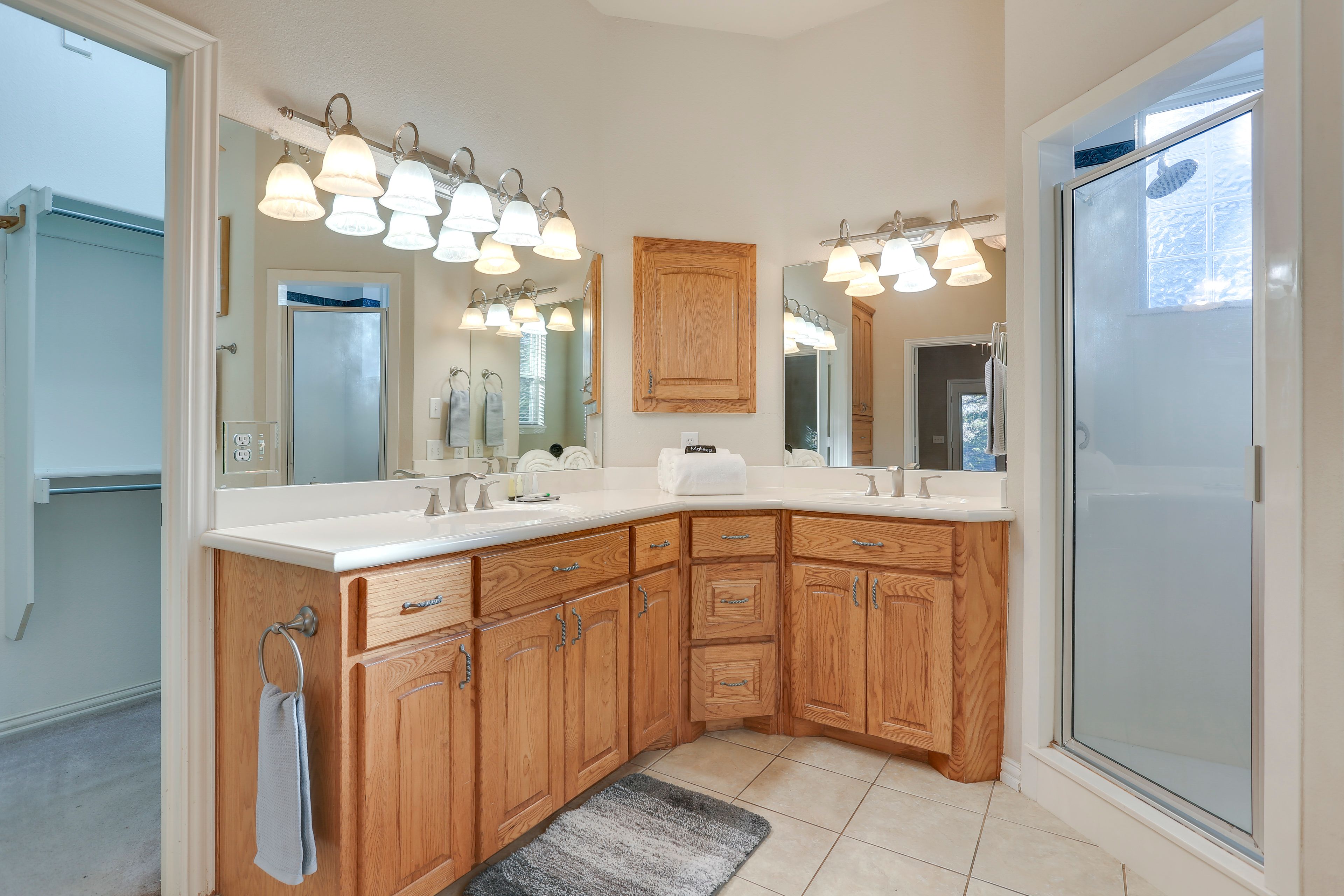 Full Bathroom | 1st Floor | Complimentary Toiletries
