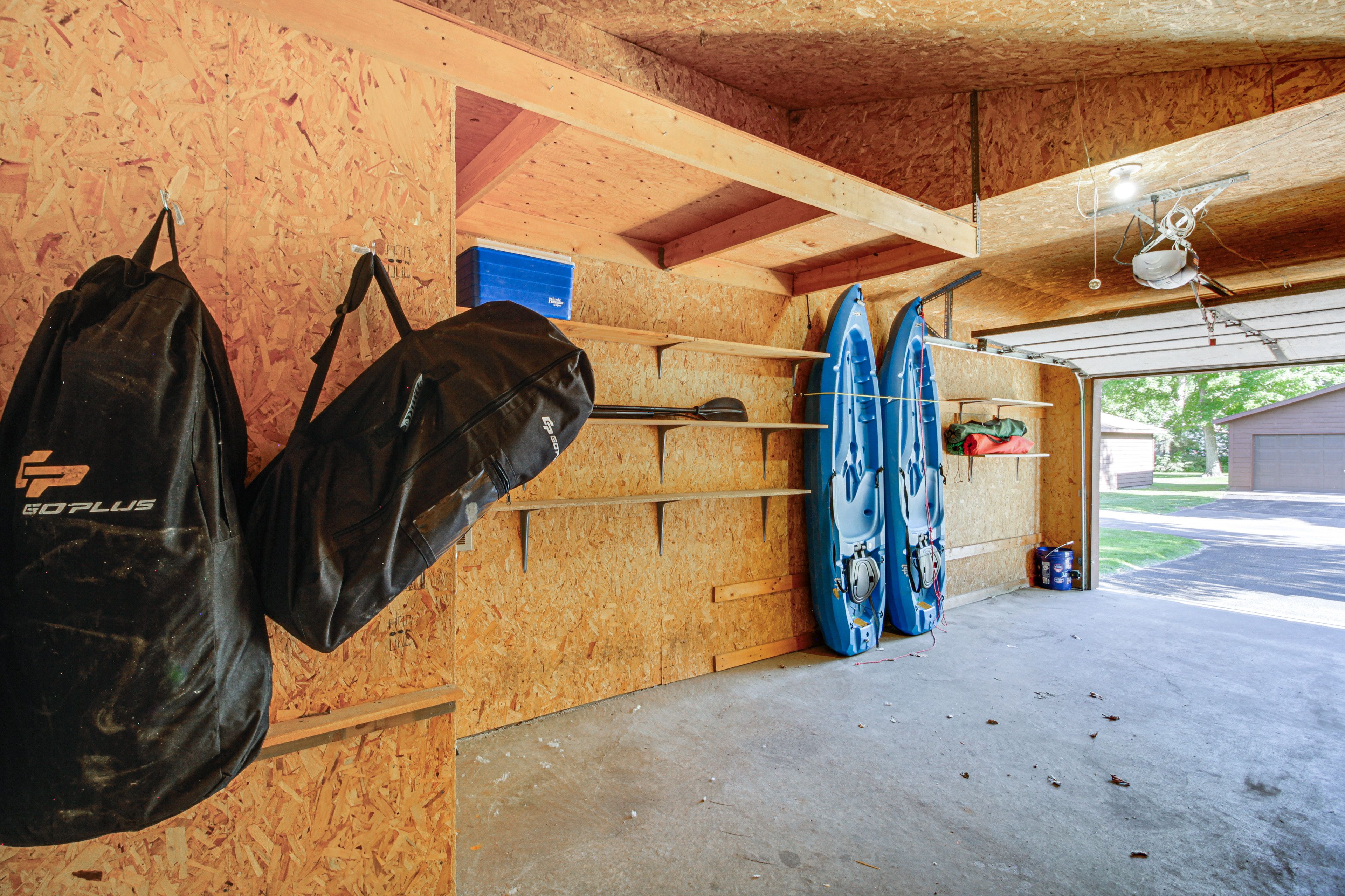 Garage | 2 Kayaks | 2 Paddleboards