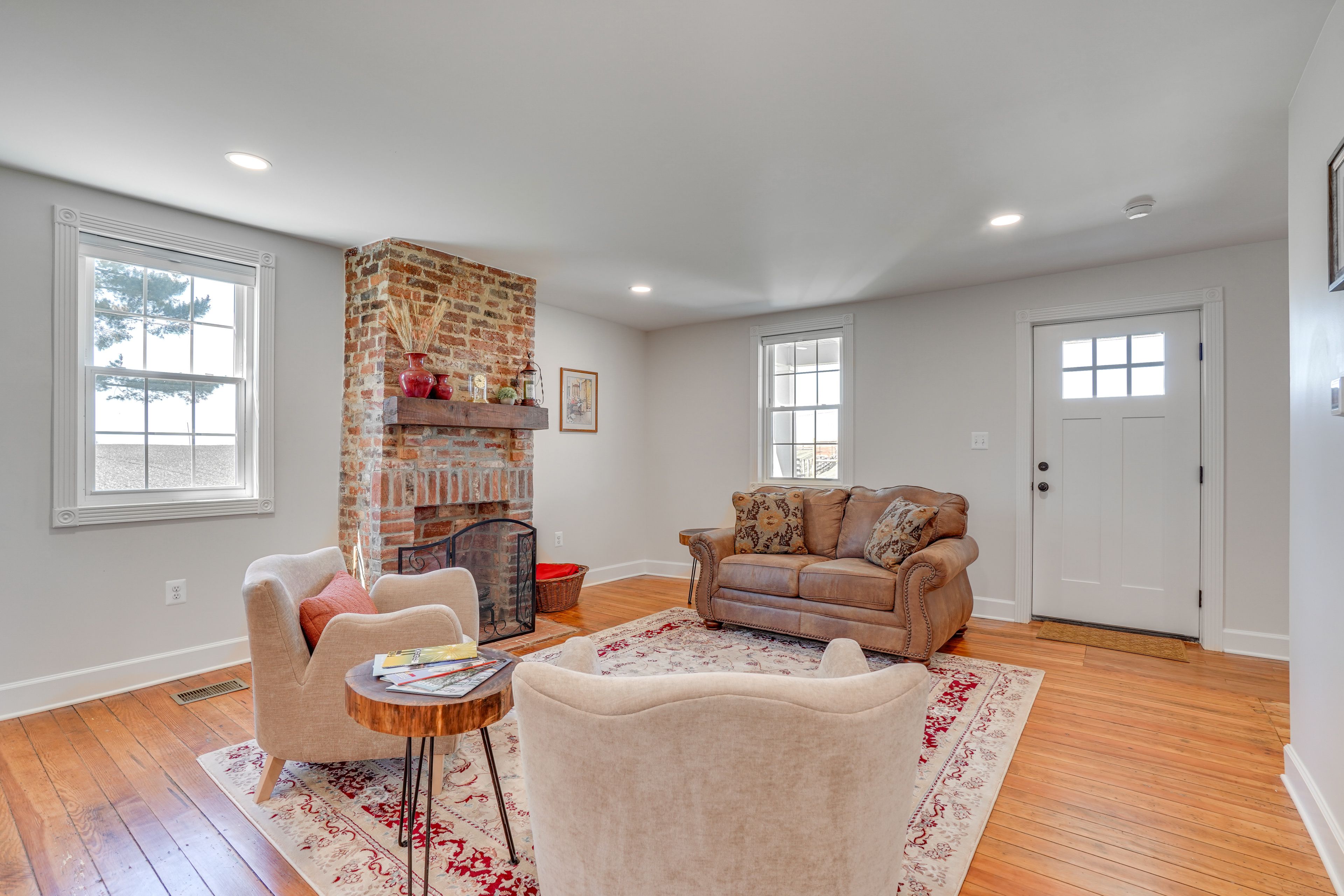 Sitting Room | 1st Floor | Central A/C | Free WiFi