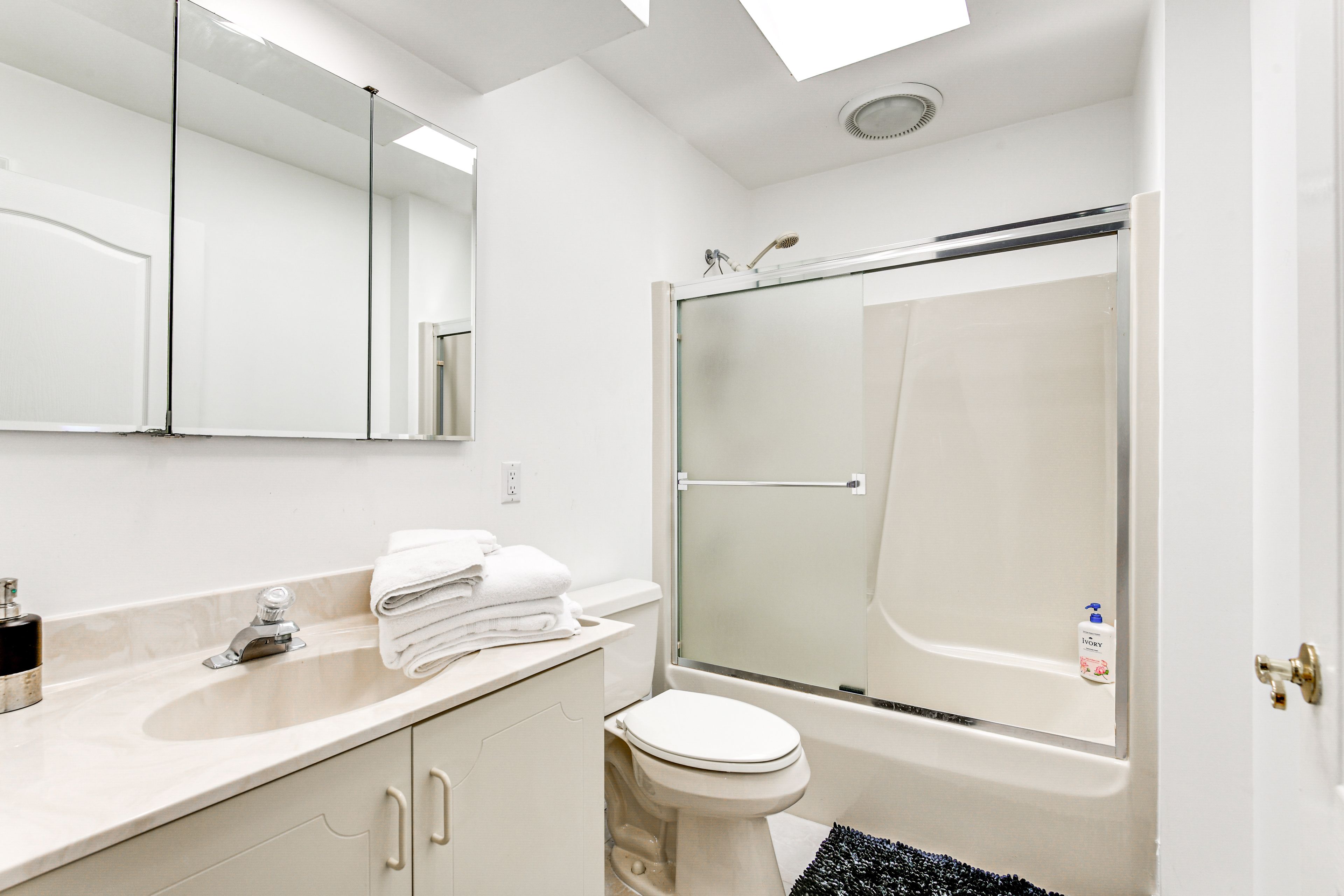 Full Bathroom | Complimentary Toiletries