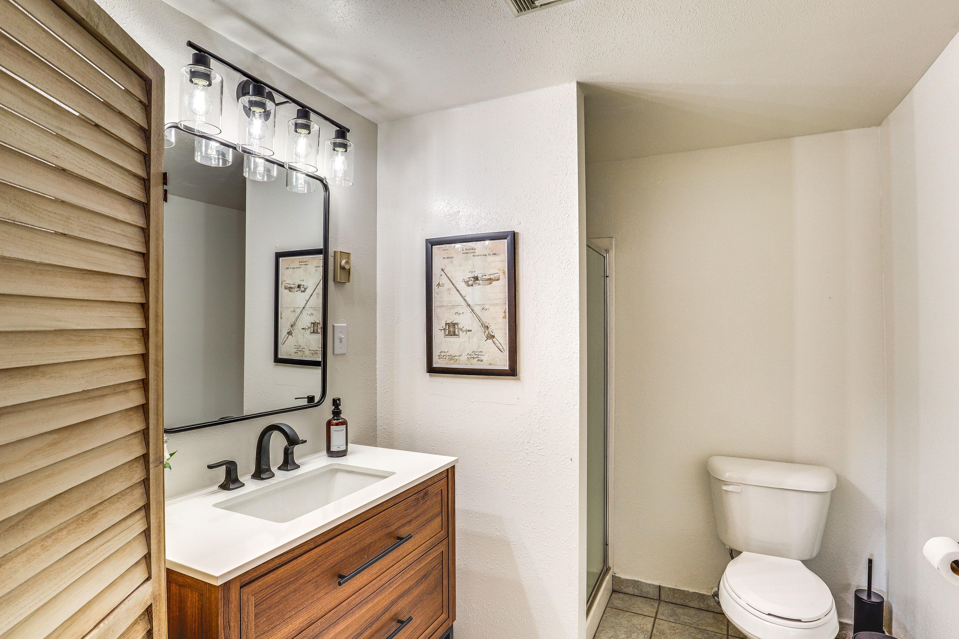 Full Bathroom | Bottom Floor