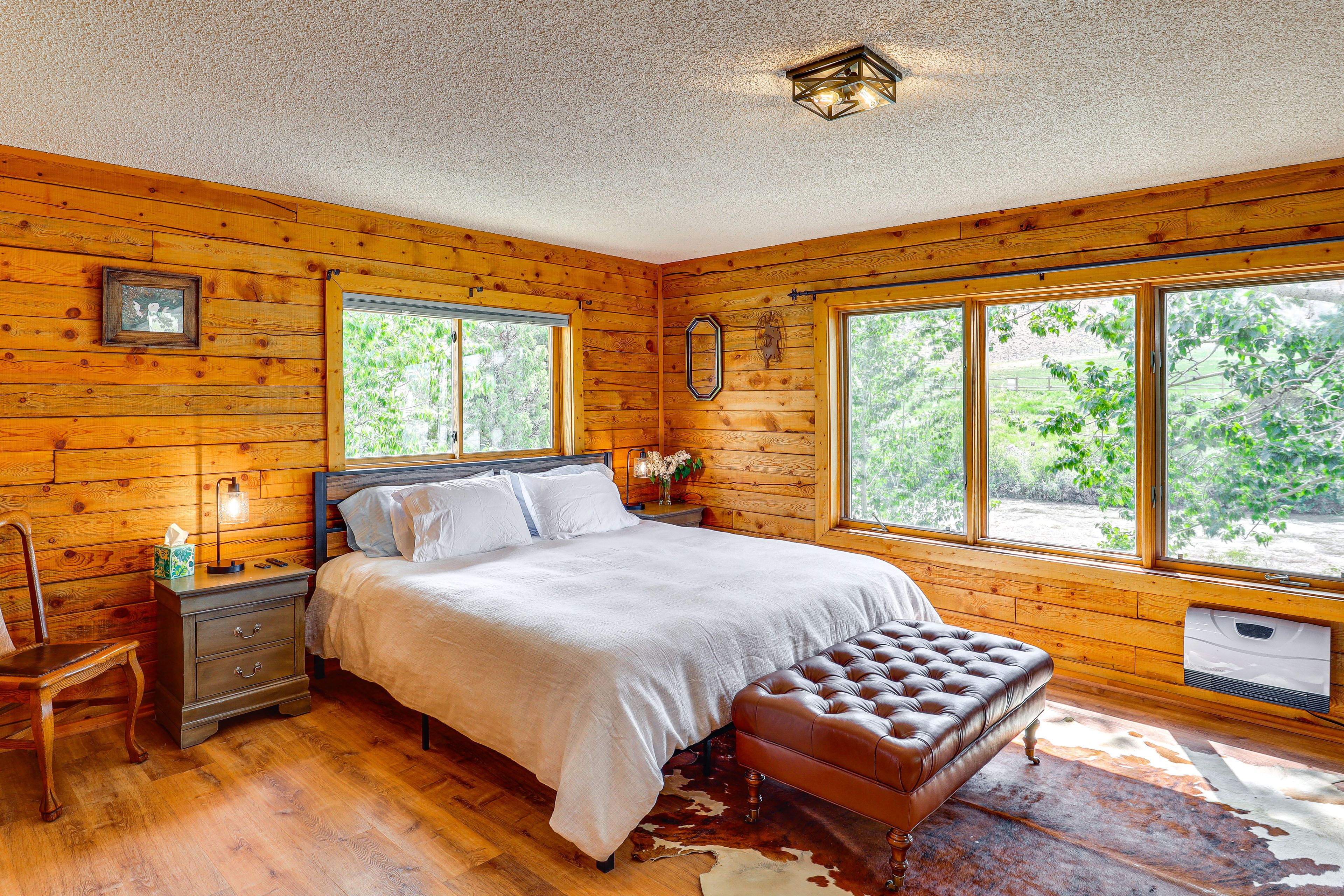 Bedroom Suite 1 | King Bed | Top Floor