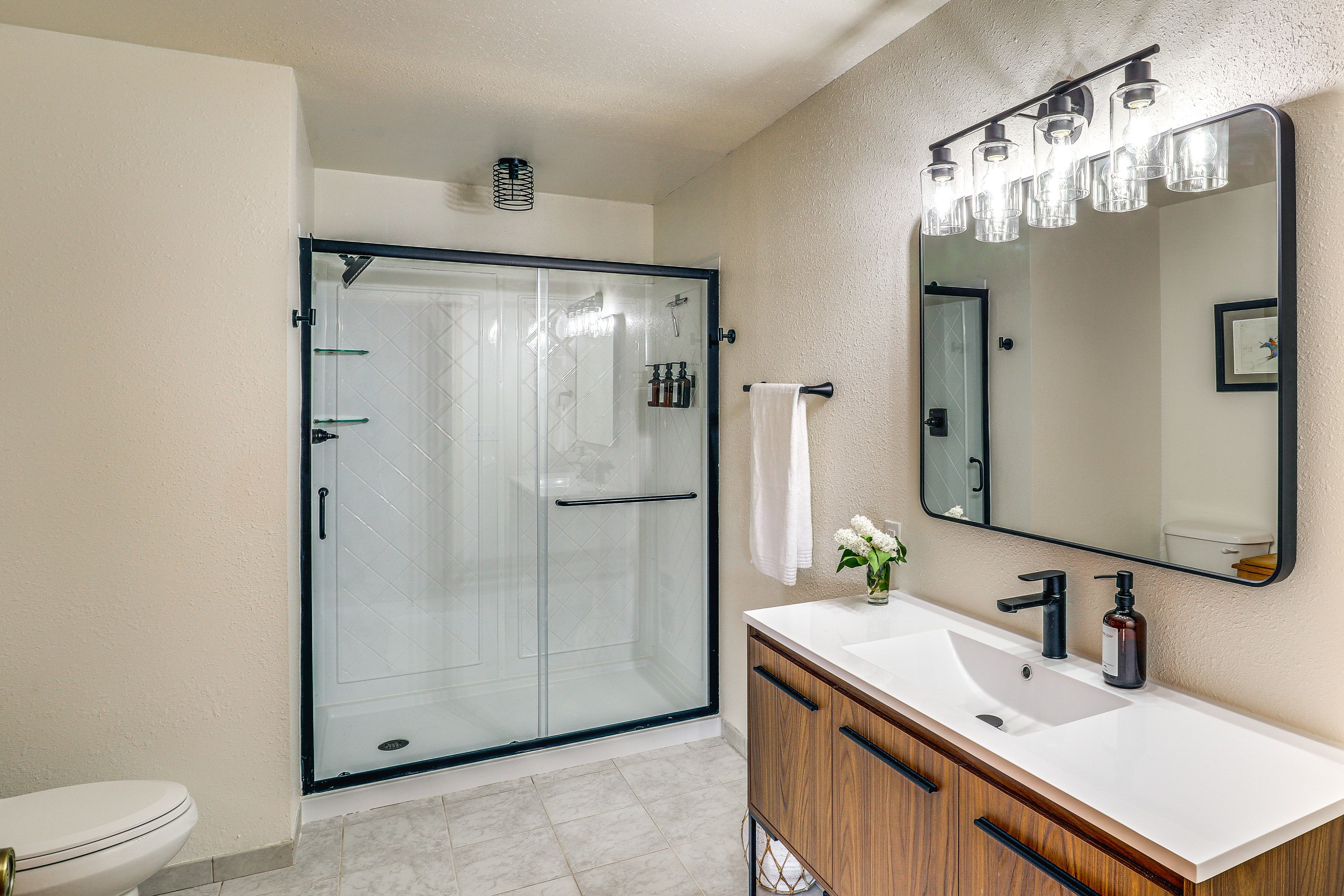 Full Bathroom | Complimentary Toiletries | Top Floor