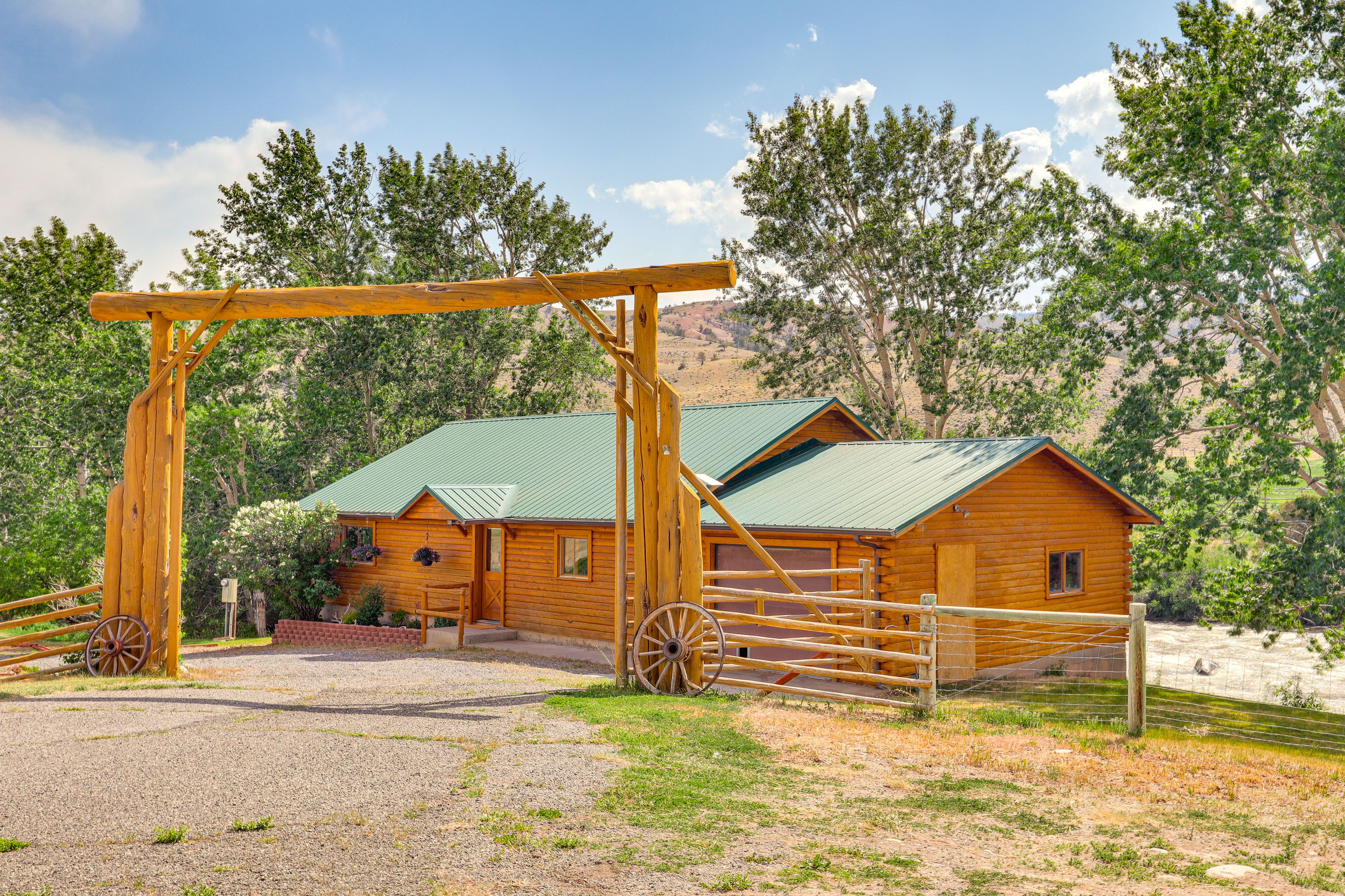 Cabin Exterior | Driveway Parking (5 Vehicles)