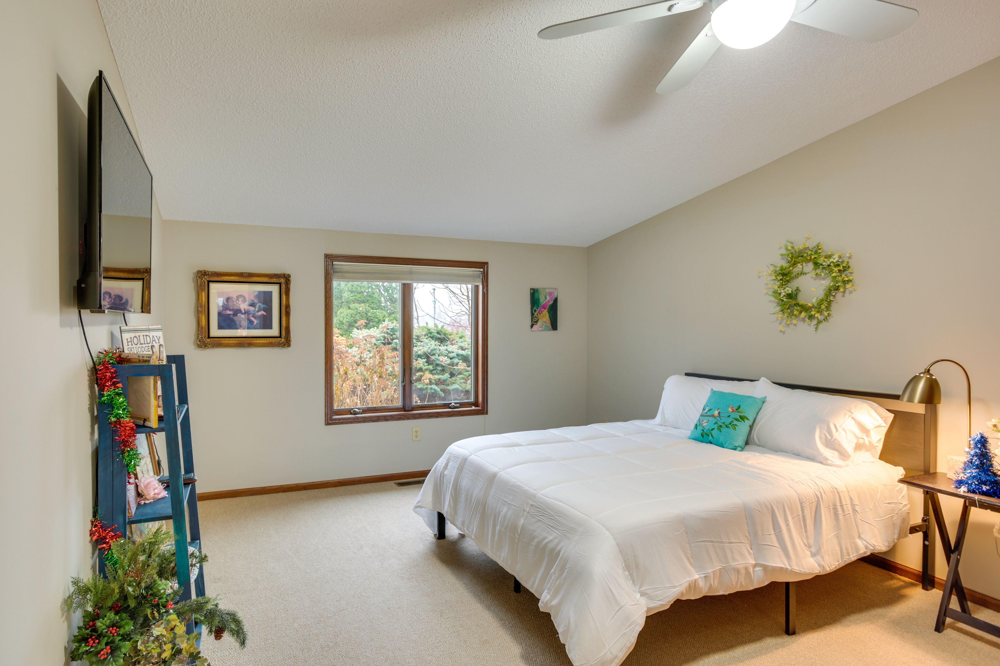 Bedroom 1 | Queen Bed | 1st Floor | 50" Smart TV
