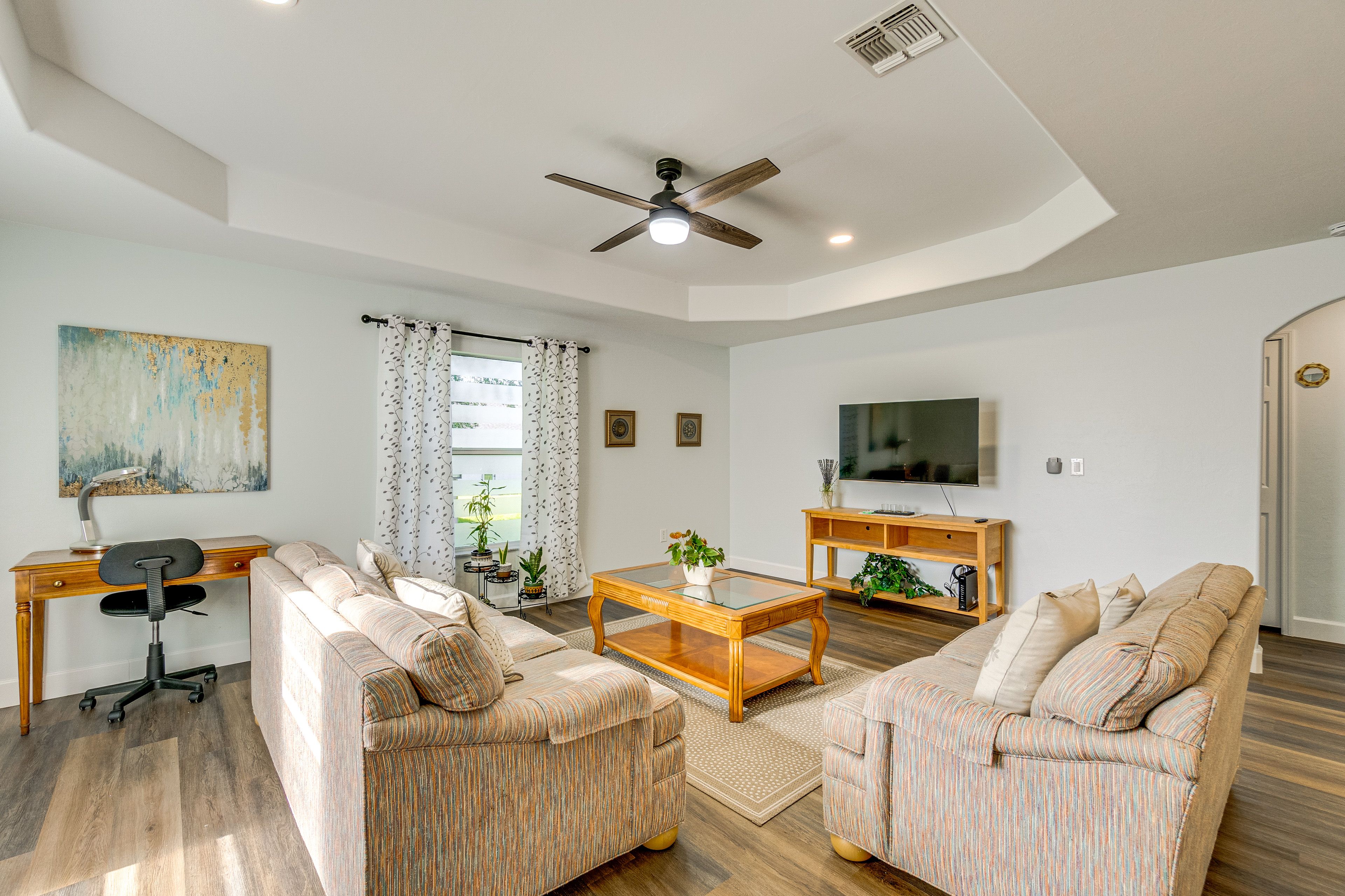 Living Room | Central A/C & Heating | Free WiFi | Laptop-Friendly Workspace