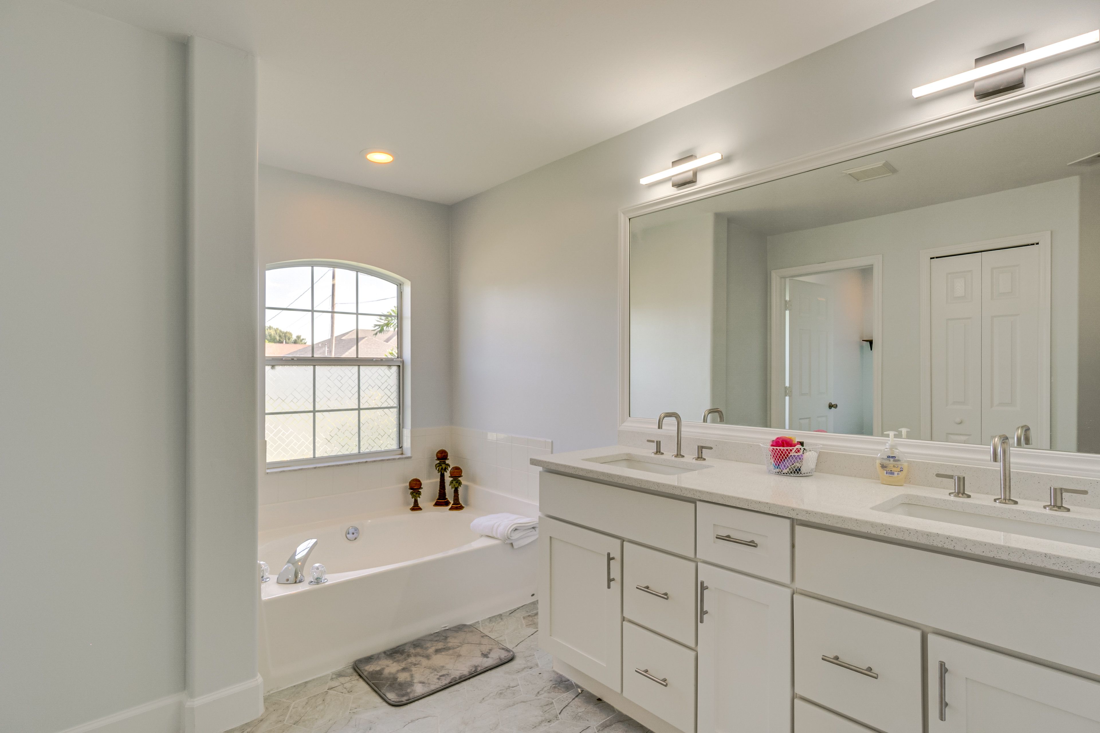 Full Bathroom | Complimentary Toiletries | Towels Provided