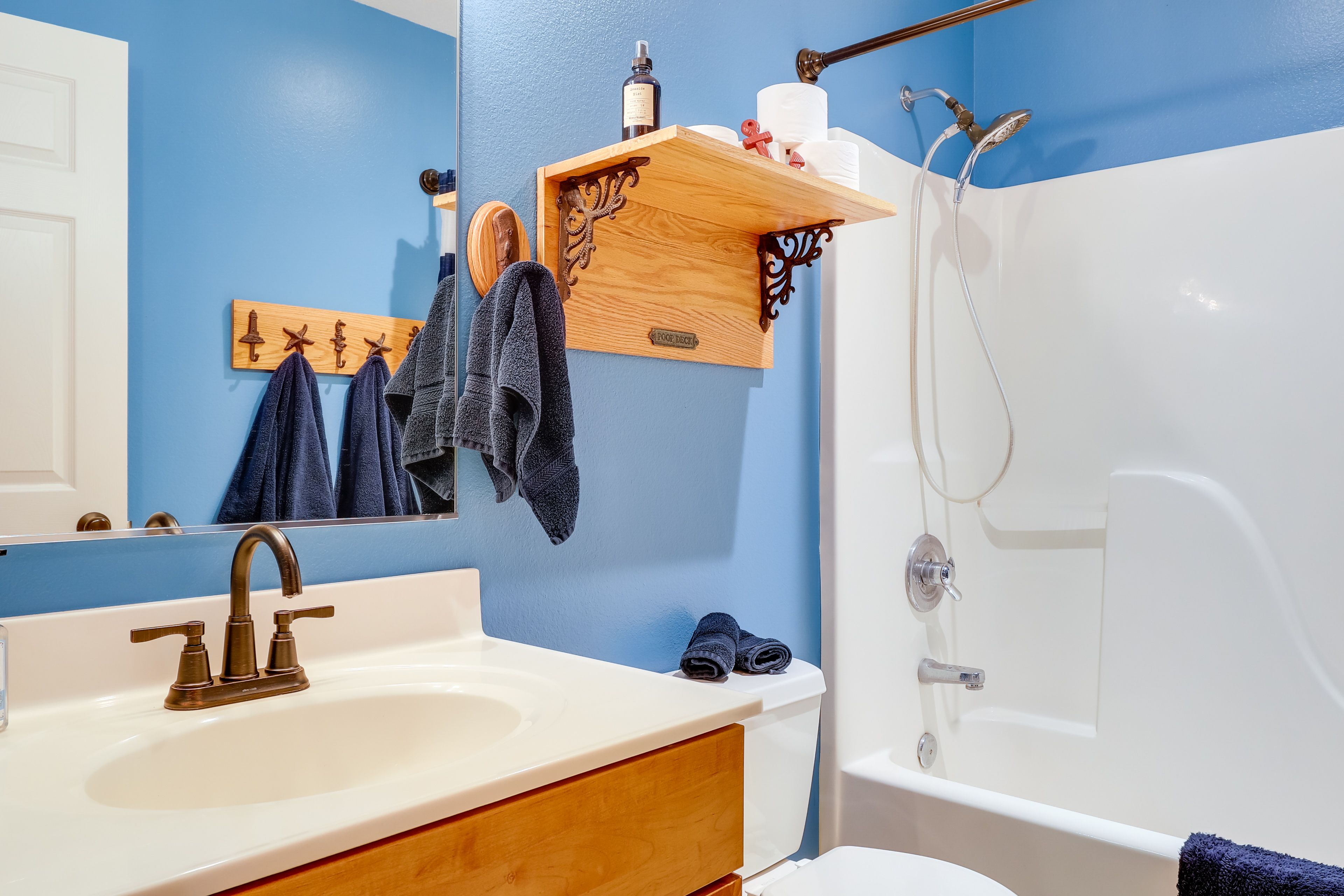 Full Bathroom | Complimentary Toiletries | Main Level