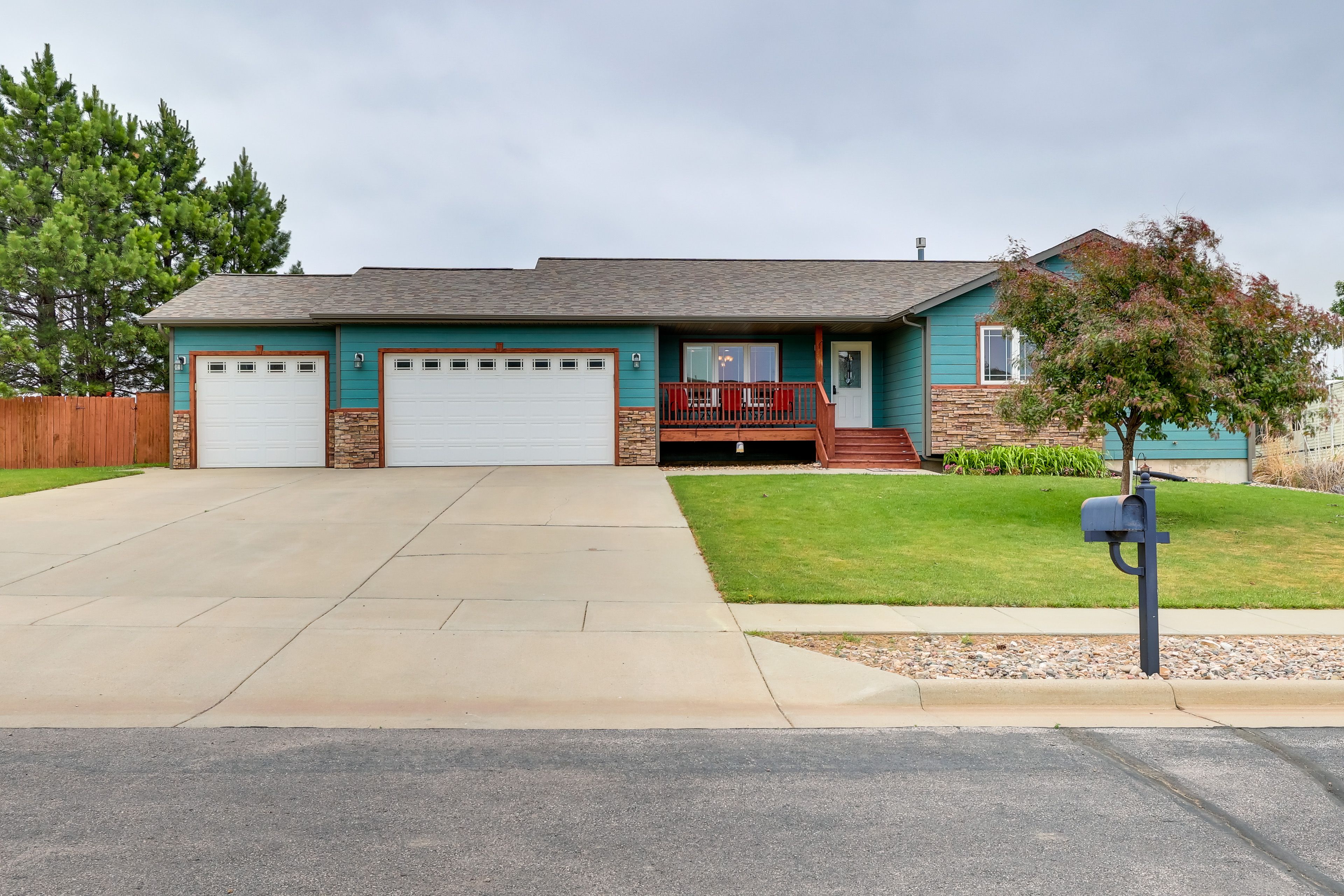 Parking | Garage (2 Vehicles) | Driveway (4 Vehicles)