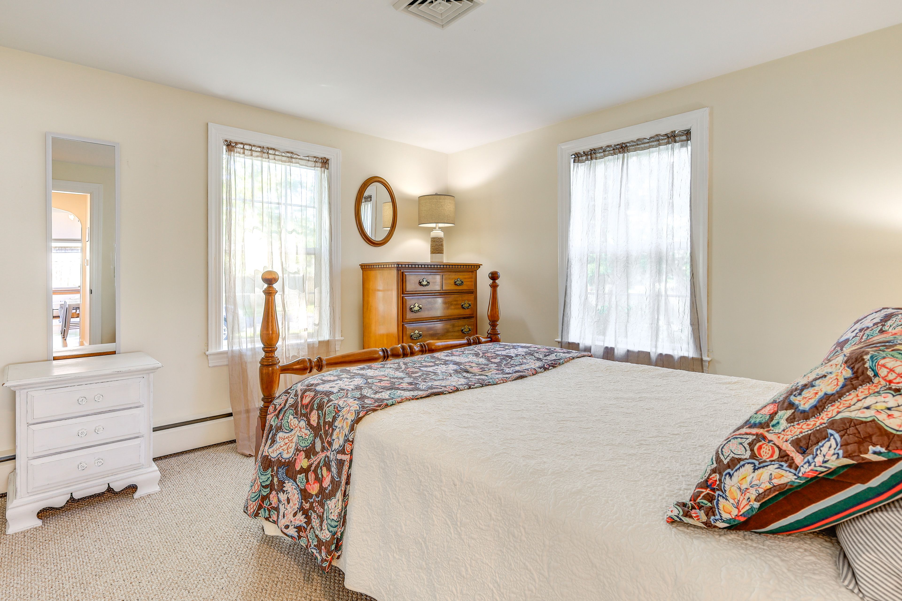 Bedroom 1 | Queen Bed | Linens Provided | 1st Floor