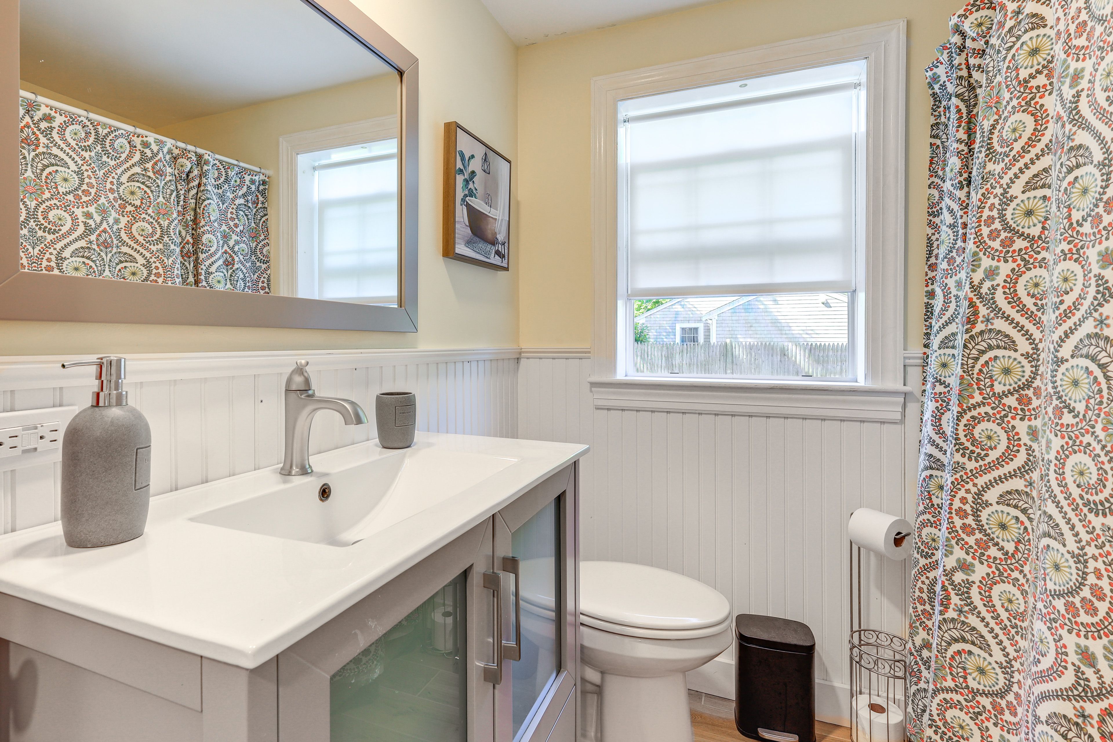 Full Bathroom | Towels Provided | 1st Floor