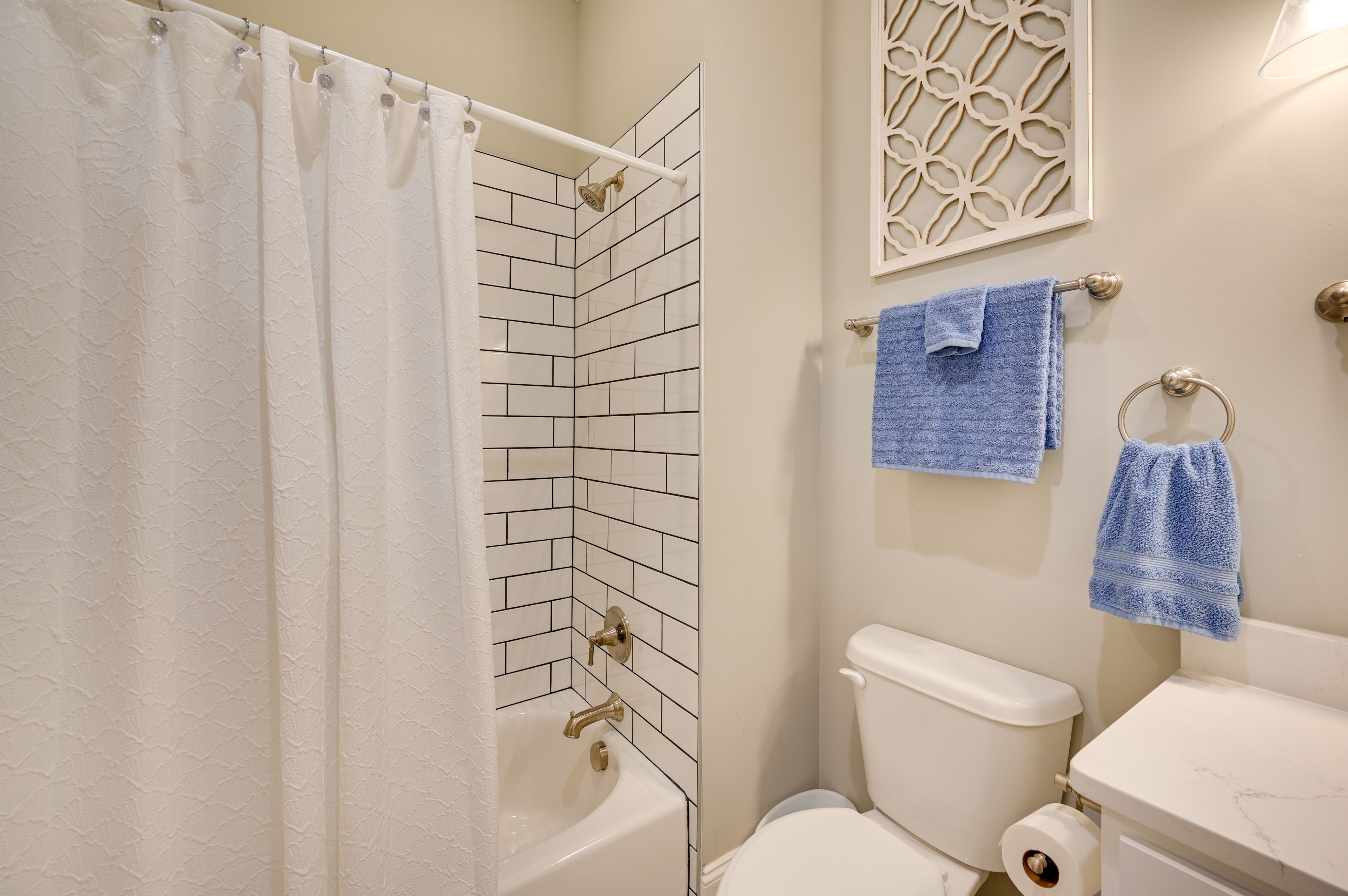 Full Bathroom | Complimentary Toiletries